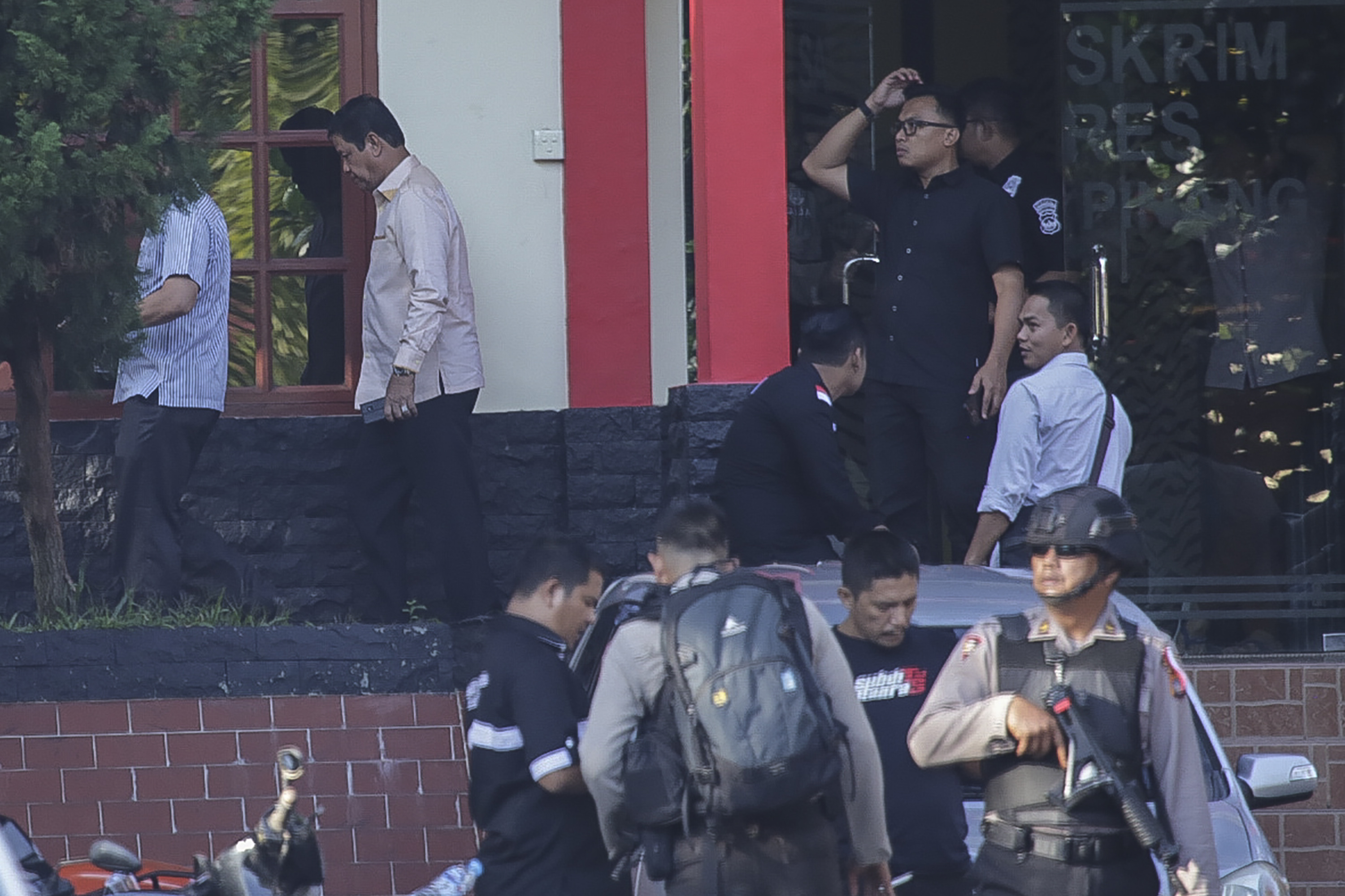  Wagub Kepulauan Riau Isdianto (kedua kiri) meninggalkan Polres Tanjungpinang usai menjenguk Gubernur Nurdin Basirun terjaring OTT KPK.