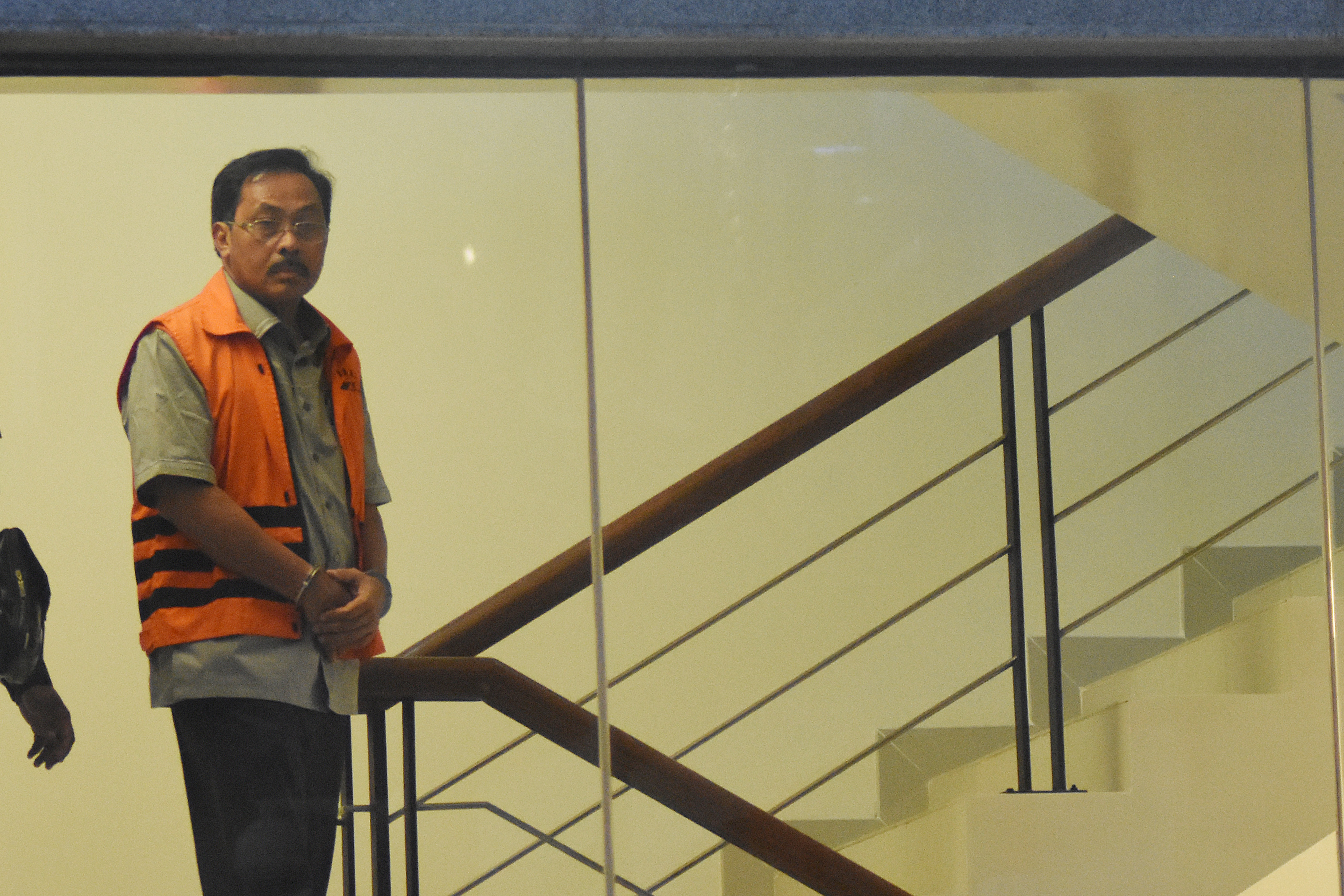 Tersangka Gubernur nonaktif Kepulauan Riau Nurdin Basirun meninggalkan gedung KPK seusai menjalani pemeriksaan.