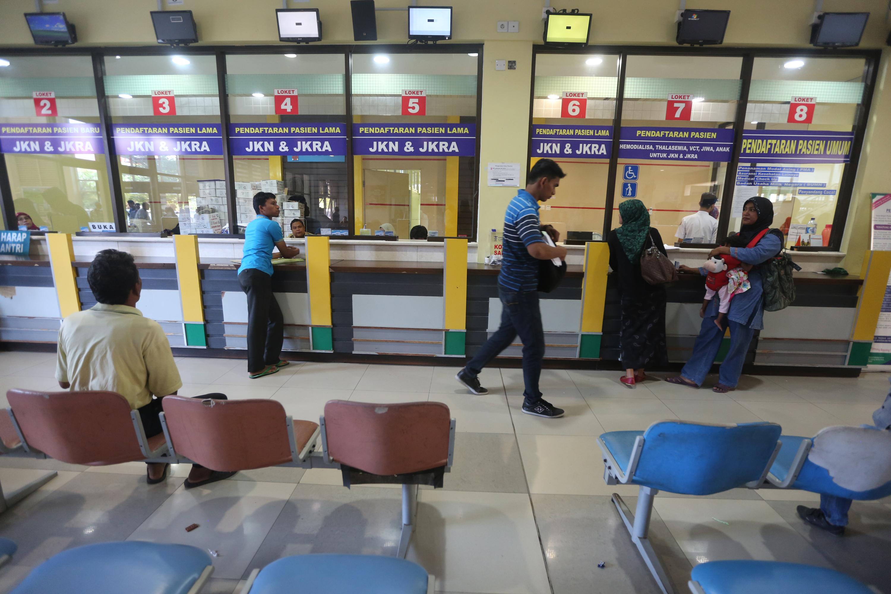 Warga mendaftar pada loket pelayanan kesehatan program Jaminan Kesehatan Nasional (JKN).