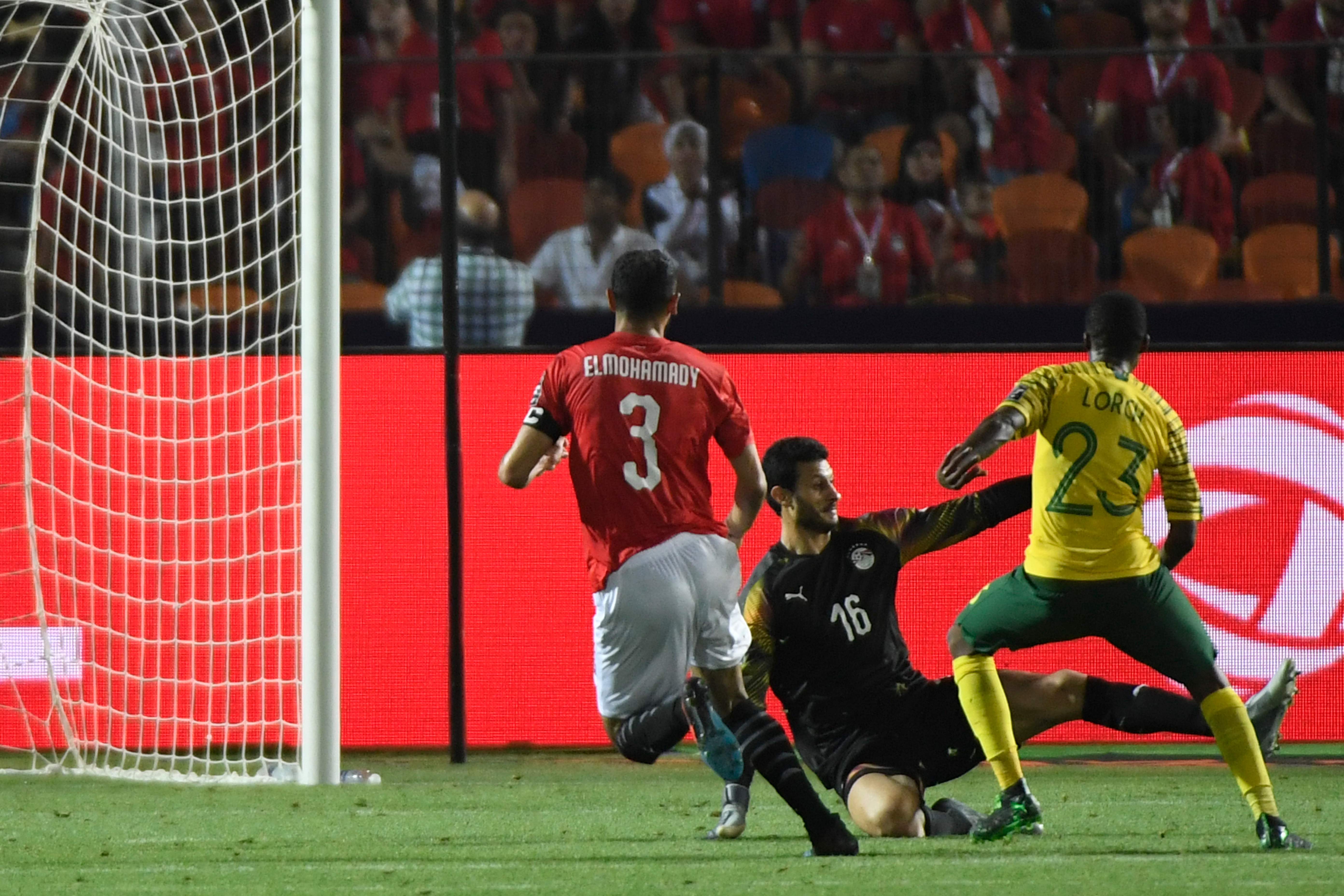 Gelandang Afrika Selatan Thembinkosi Lorch melepaskan tendangan yang menjebol gawang Mesir di laga Piala Afrika.