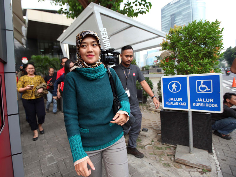 Wakil Gubernur Lampung Chusnunia Chalim alias Nunik berjalan meninggalkan Gedung KPK, Jakarta, Kamis (4/7)..