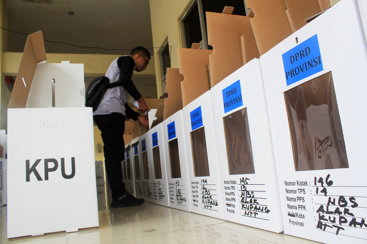 Petugas KPU memeriksa kotak suara di daerah. 
