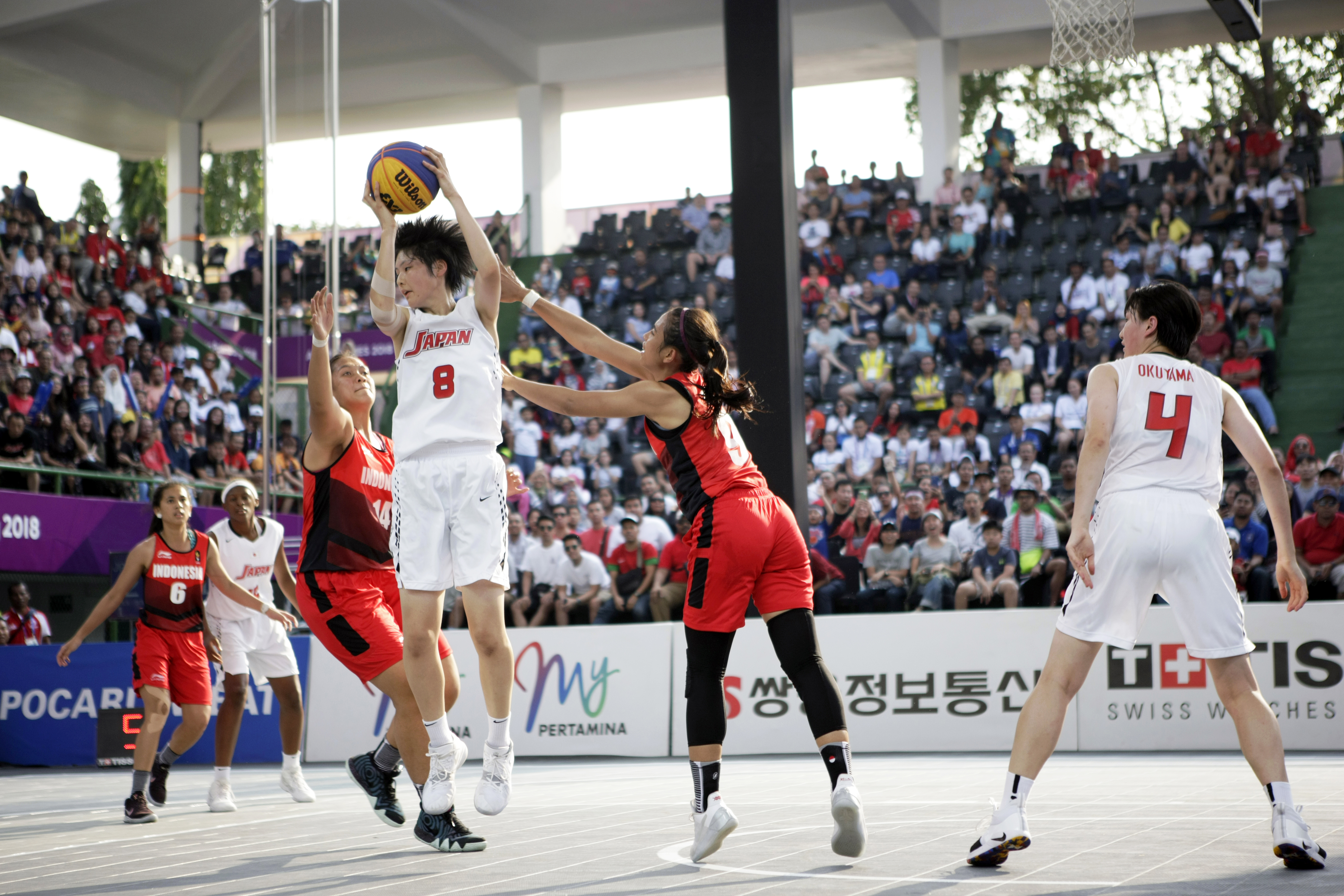 Pemain basket Jepang. Norika Konno berhasil menangkap bola dari hadangan pemain Indonesia 