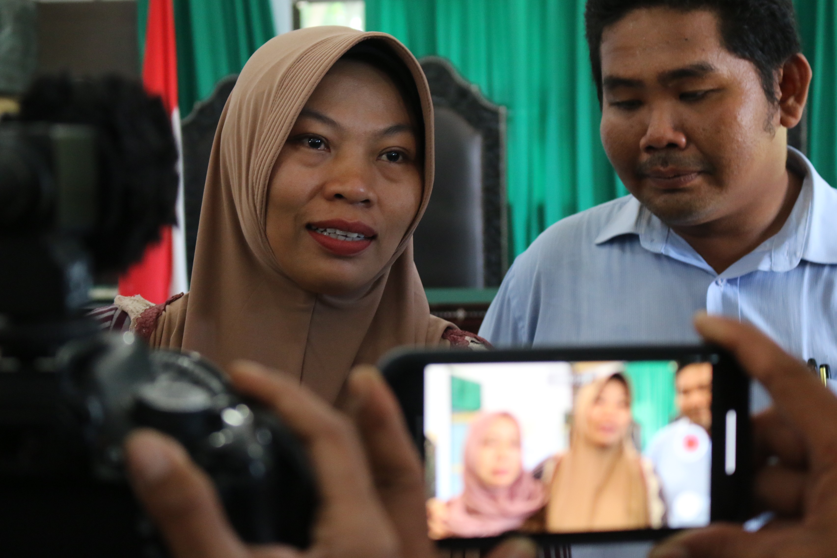 SIDANG PERDANA PK BAIQ NURIL: Terpidana kasus pelanggaran UU ITE Baiq Nuril (kiri) menjawab sejumlah pertanyaan wartawan 