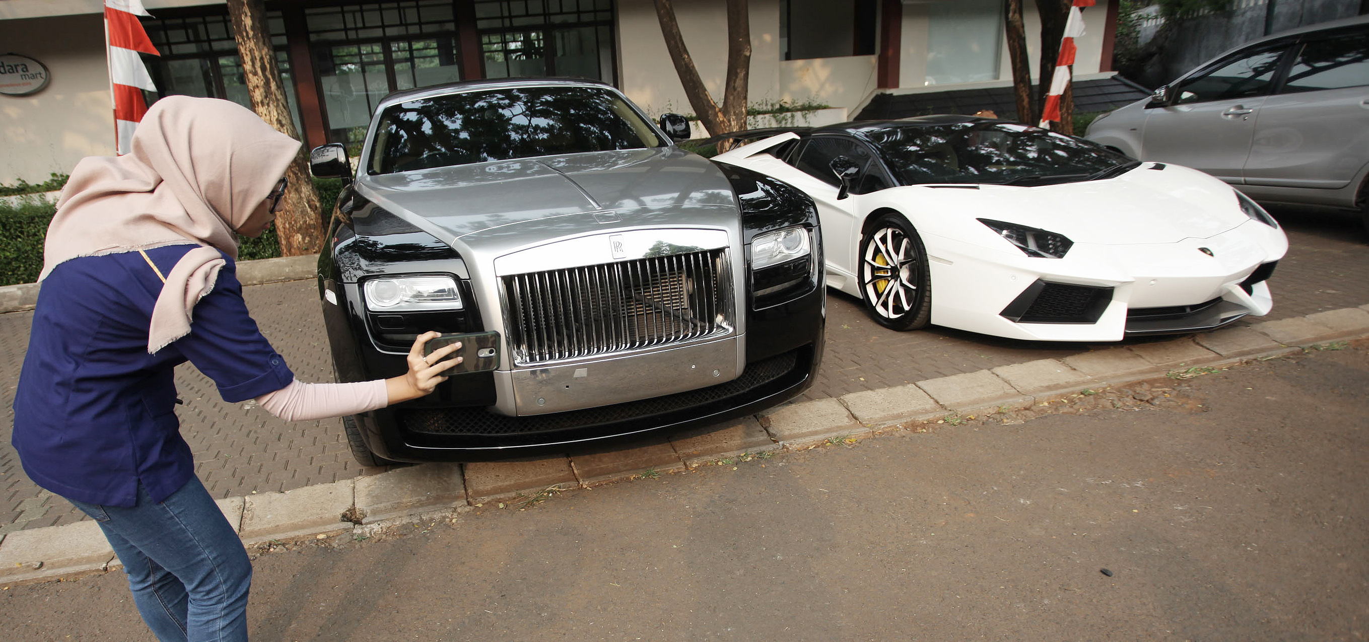 Mobil mewah Rolls-Royce dan Lamborghini milik Raffi Ahmad sempat menunggak pajak pada 2017 lalu.