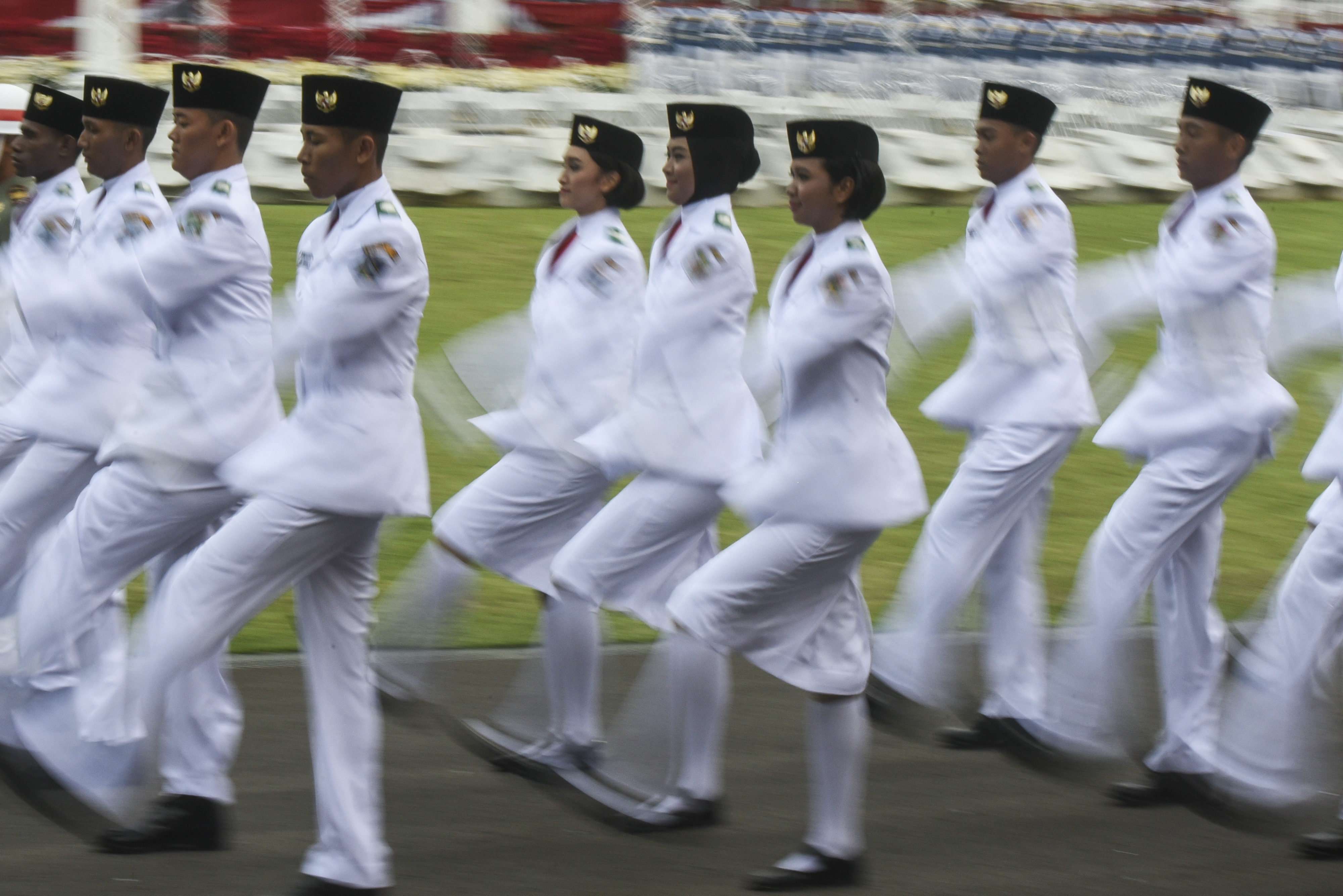 Paskibraka saat hendak menurunkan Bendera Merah Putih saat Upacara Penurunan Bendera HUT ke-73 RI di Istana Merdeka, Jumat (17/8/2018).