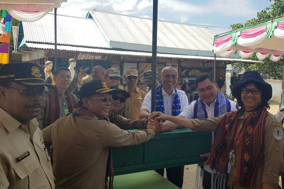 Direktur Tindak Pidana Tertentu Bareskrim Polri Brigjen Fadil Imran (kedua kanan) saat menyerahkan komodo sitaan.