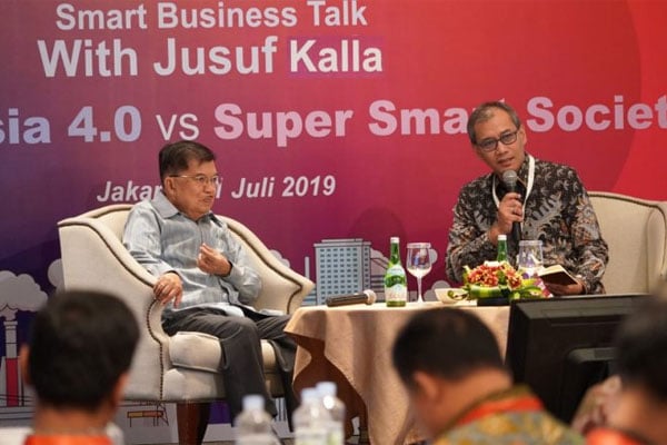Wakil Presiden Jusuf Kalla berbincang dengan pelaku media dalam acara Business Talk with Jusuf Kalla di Hotel Aryaduta Jakarta, Kamis (11/7/