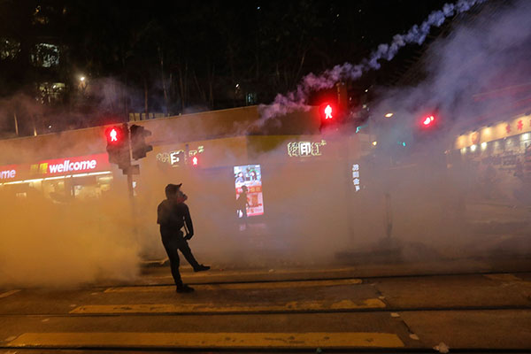 Bentrokan antara pengunjuk rasa dengan petugas kepolisian di Hong Kong