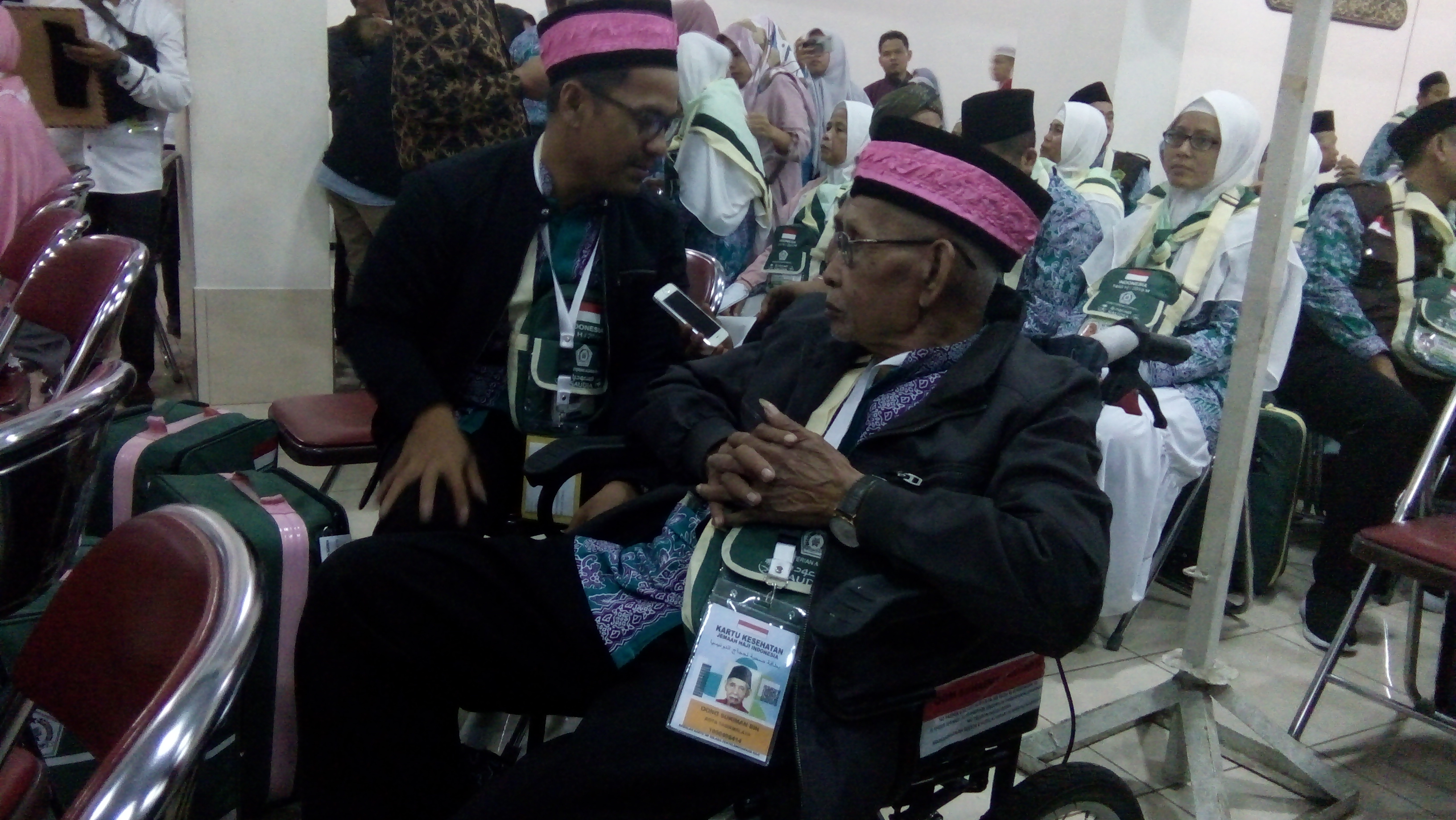 Jemaah calon haji dari Tasikmalaya melalui kloter 43 berangkat ke Tanah Suci, Kamis (18/7) malam melalui embarkasi Bekasi