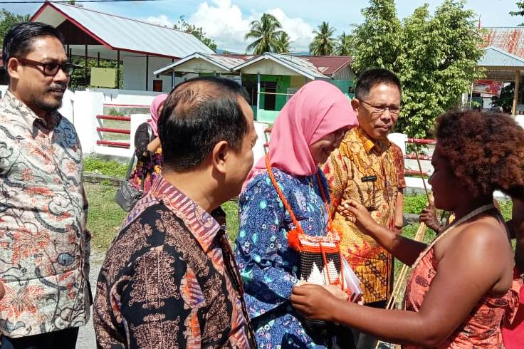 Dirjen Pembangunan Kawasan Perdesaan Kemendes PDTT Harlina Sulistyorini (tengah) meresmikan BUMDes Bersama Sidey, Manokwari, Papua Barat.