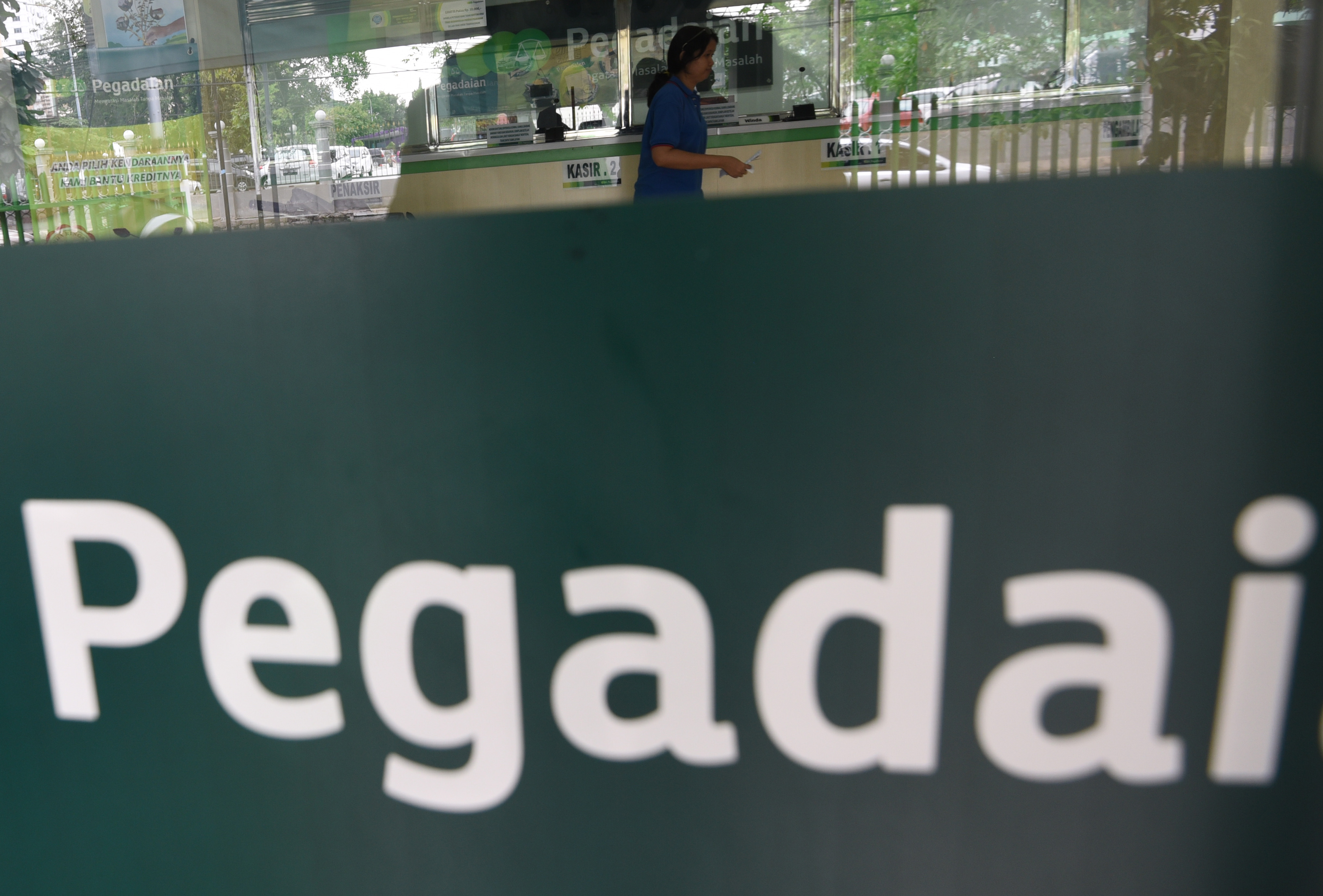 Warga bertransaksi di Kantor Pegadaian Cabang Senen, Jakarta.