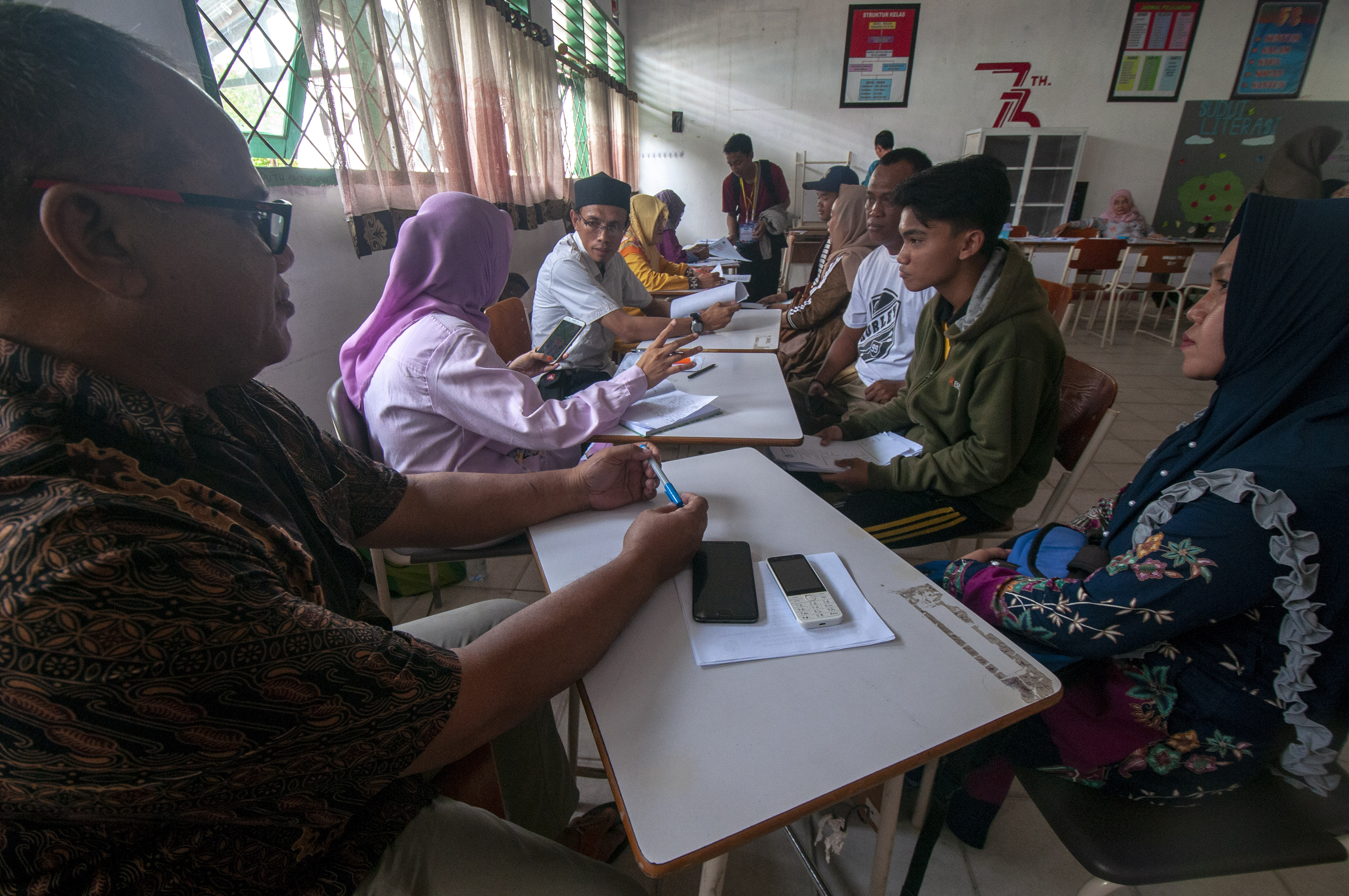 Siswa melakukan daftar ulang sebagai salah satu rangkaian dalam PPDB