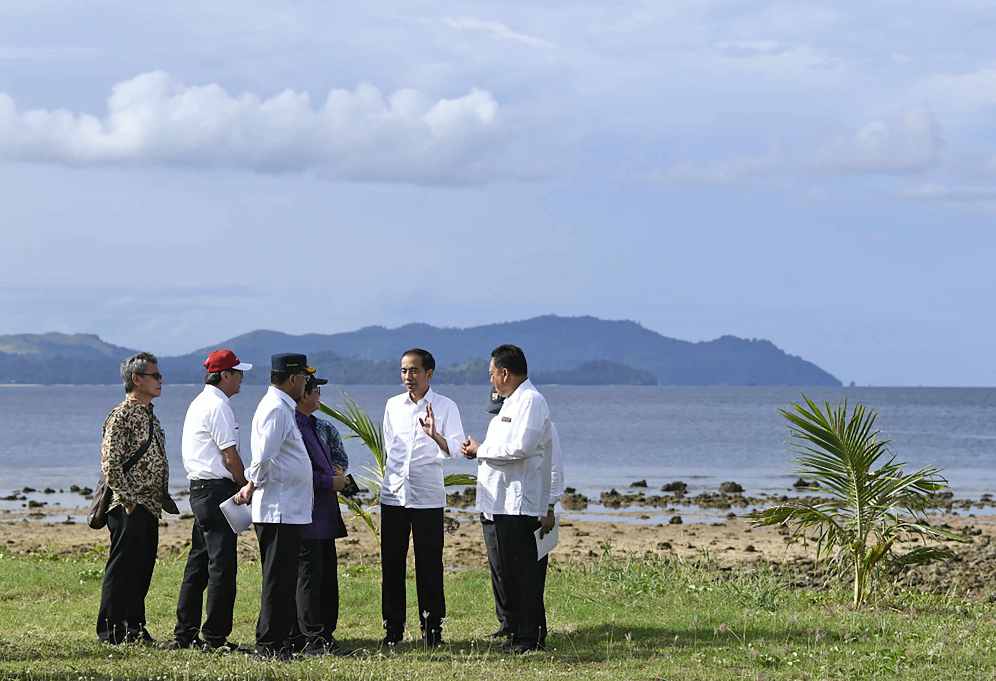 Presiden Joko Widodo melakukan kunjungan ke Kawasan Ekonomi Khusus Tanjung Pulisan, Likupang, Kabupaten Minahasa Utara, Sulawesi Utara