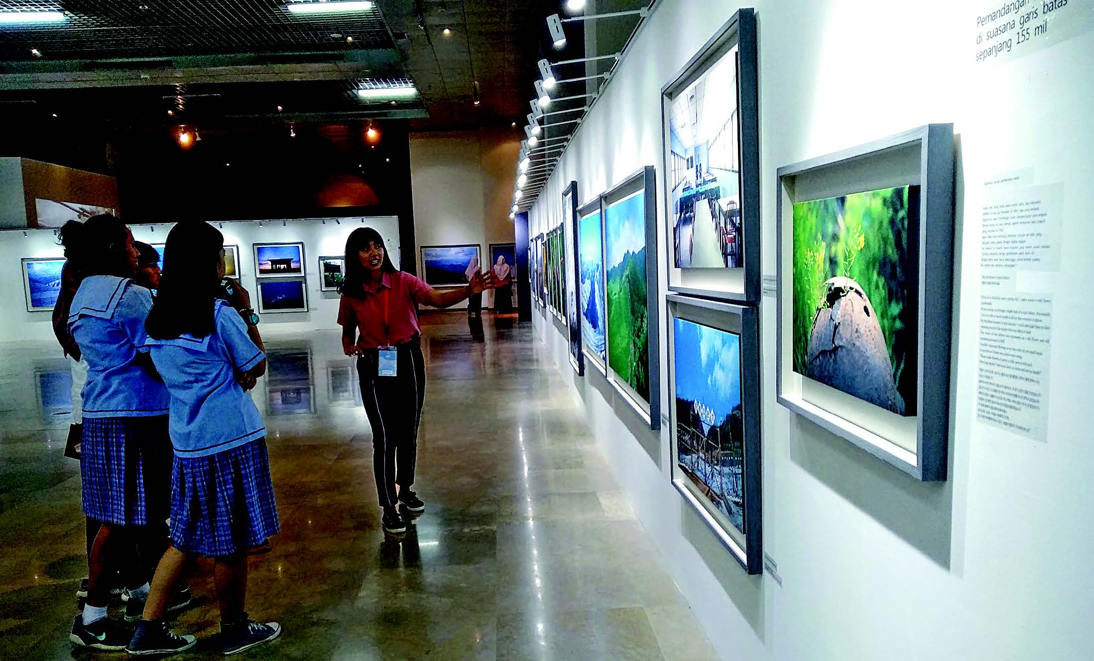 Pengunjung tengah mengikuti tur bersama pemandu pameran foto DMZ di Museum Nasional.