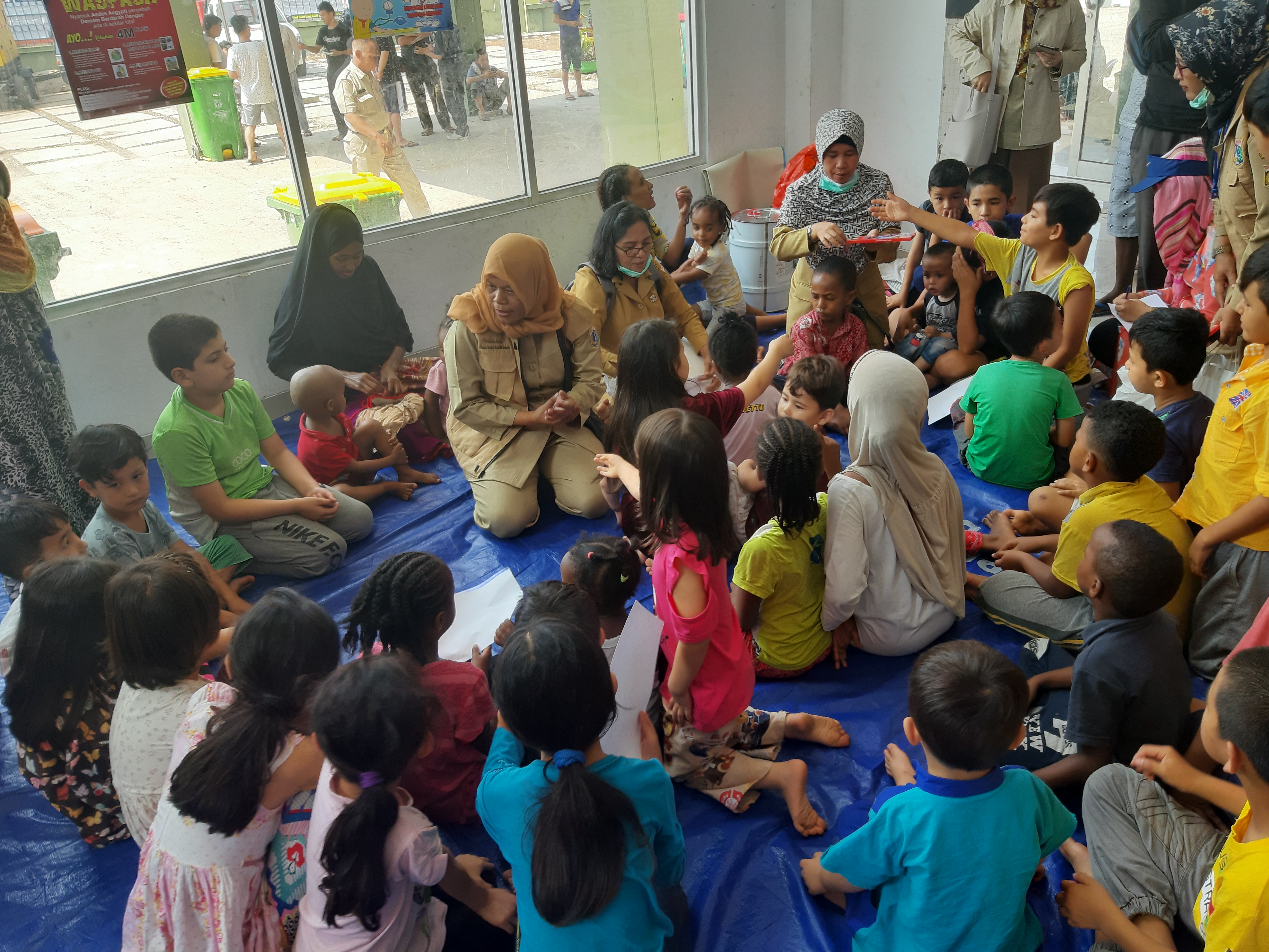 Kegiatan belajar bersama anak pengungsi di lokasi pengungsian sementara, Kalideres