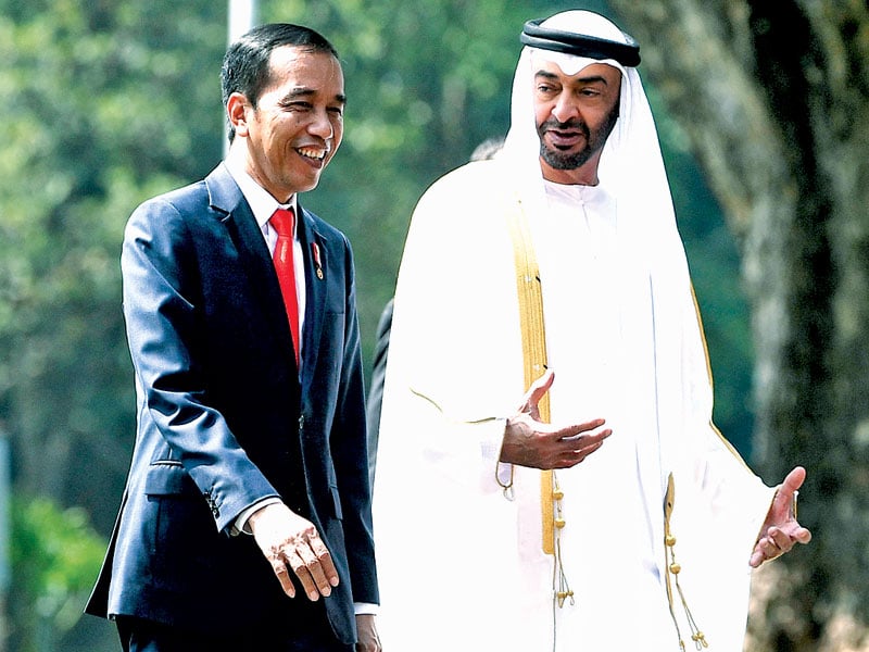 Presiden Joko Widodo berbincang dengan Putra Mahkota Abu Dhabi Uni Emirat Arab Sheikh Mohammed bin Zayed Al Nahyan.