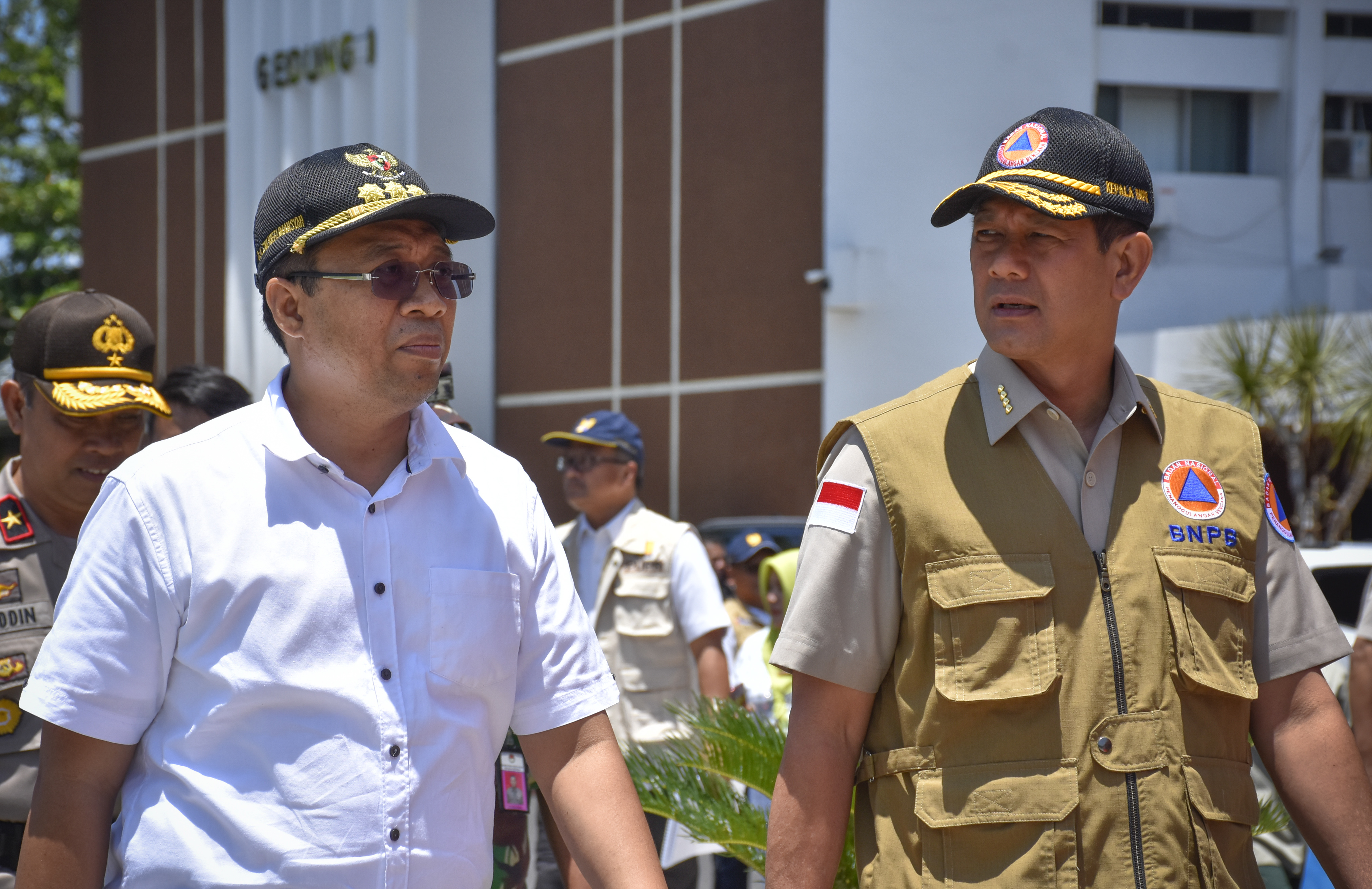  Gubernur NTB Zulkieflimansyah (kiri) bersama Kepala BNPB  Doni Monardo.