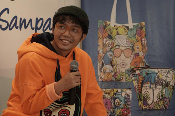 Muklay dengan tiga karyanya yang dijadikan produk oleh perusahaan produk rumah tangga Korea Lock& Lock. 