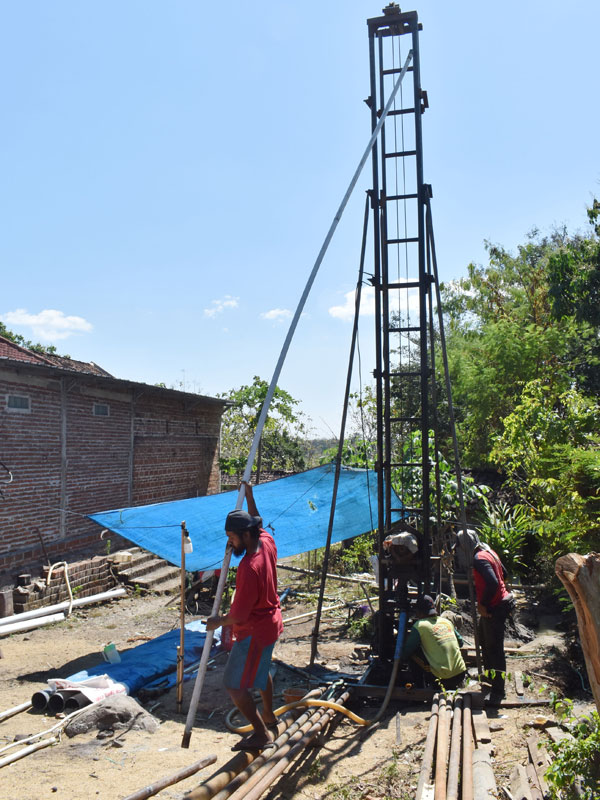 Pekerja membuat sumur bor di Mrican, Jenangan, Ponorogo, Jawa Timur.