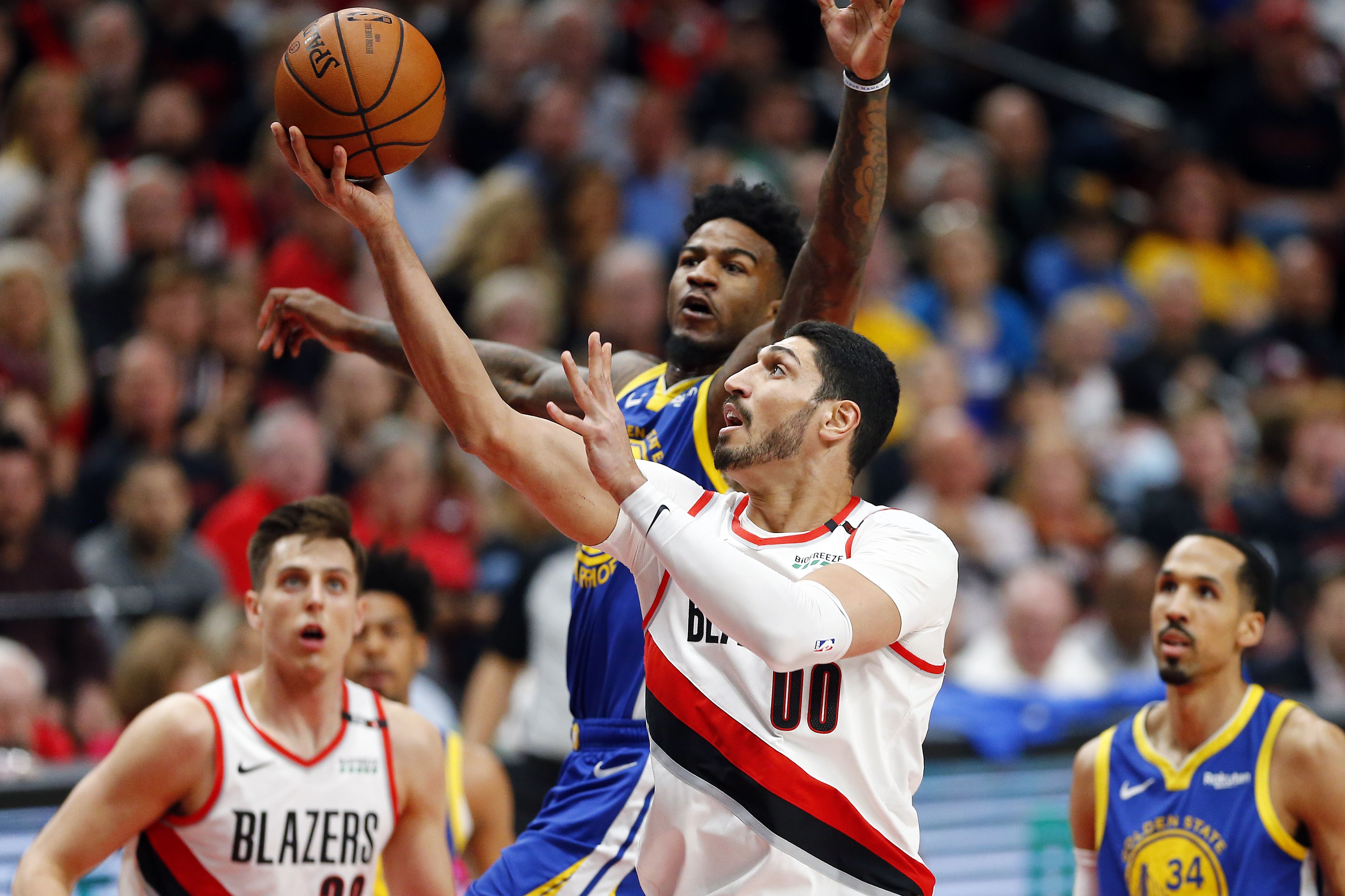 Enes Kanter sedang melakukan lay up