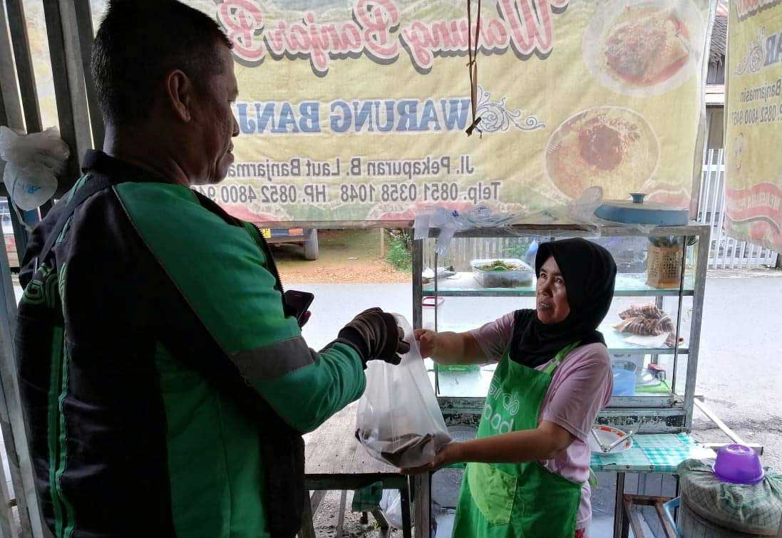  Layanan transportasi daring (online) Grab telah merangkul 5 juta wirausahawan mikro melalui  Layanan pesan antar makanan GrabFood 