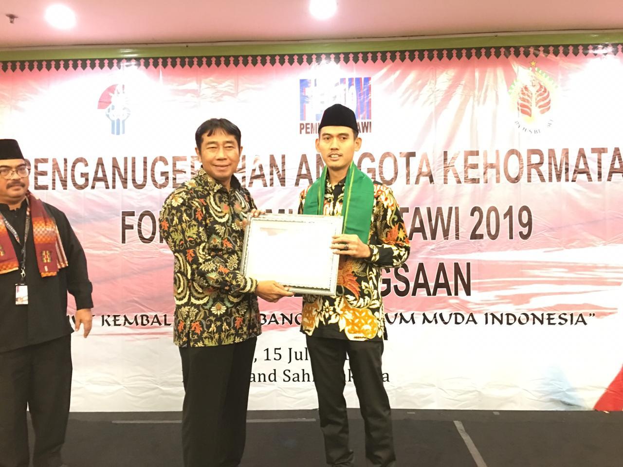 Asroun Ni'am Sholeh saat menerima anuegrah anggota kehormatan Forum Pemuda Betawi