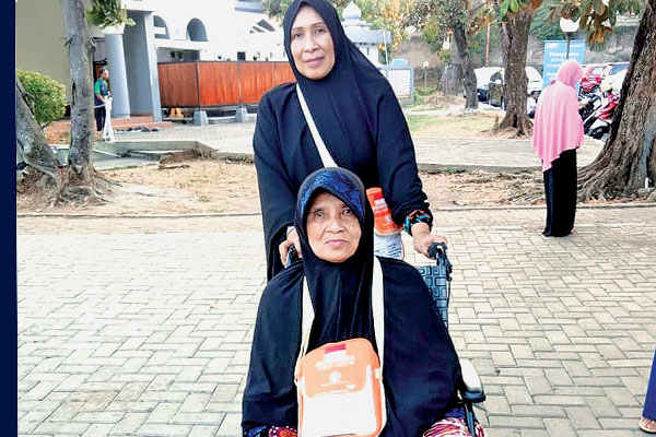 MELAWAN KETERBATASAN: Dimroh, 75, bertekad menunaikan ibadah haji. Meskipun pernah mengalami stroke dua kali hingga harus memakai kursi roda