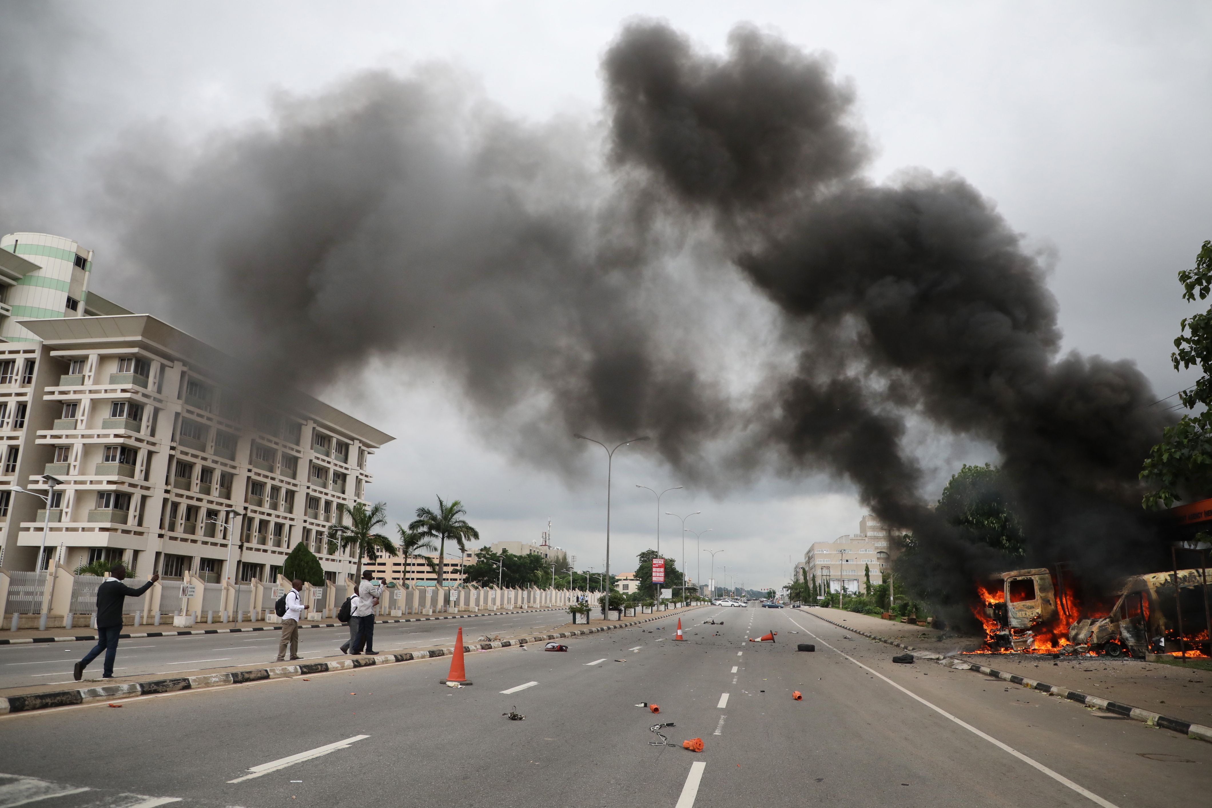 Sejumlah orang berjalan di Kota Abuja, Nigeria pascabentrokan antara demonstran IMN dengan polisi.