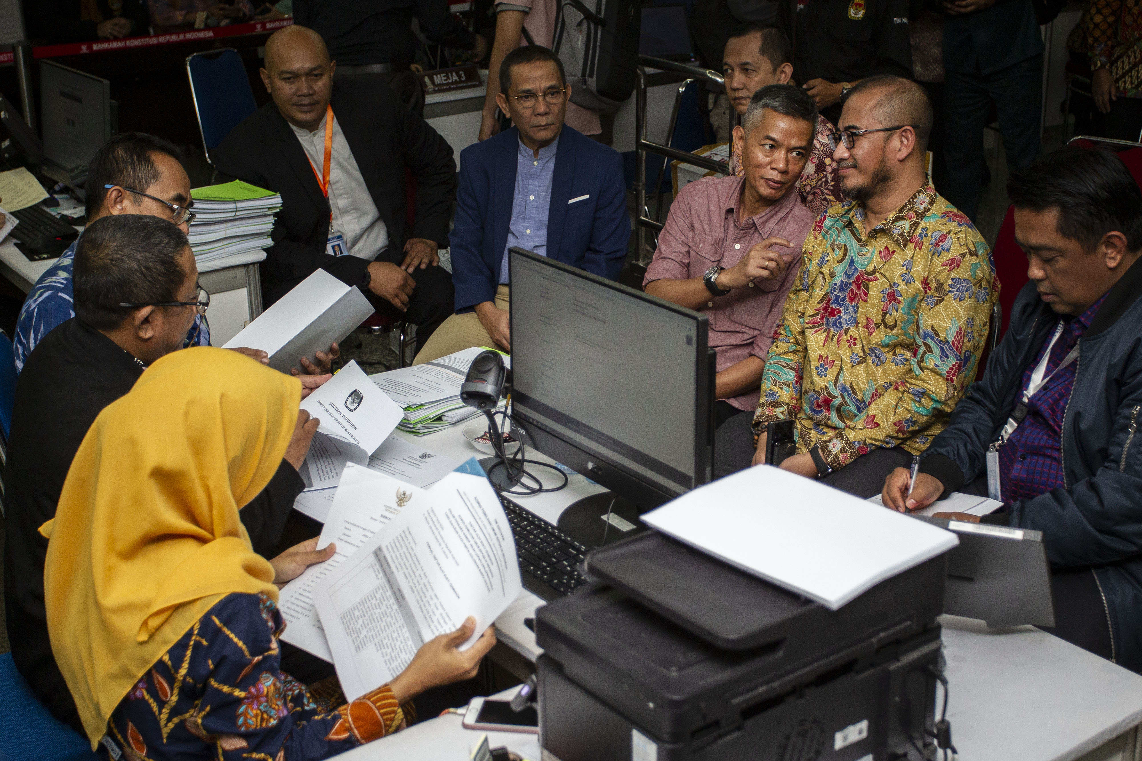 Komisioner KPU Wahyu Setiawan dan Hasyim Asyari bersama Tim Kuasa Hukum KPU menyerahkan berkas jawaban gugatan sengketa pileg di Gedung MK.