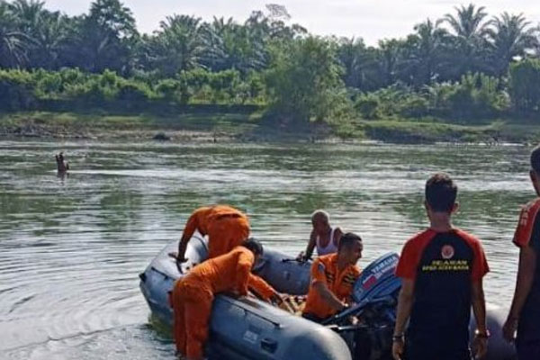Petugas SAR Pos Meulaboh bersama BPBD Aceh Barat mengevakuasi seorang korban tenggelam yang ditemukan di aliran Sungai Meureubo 