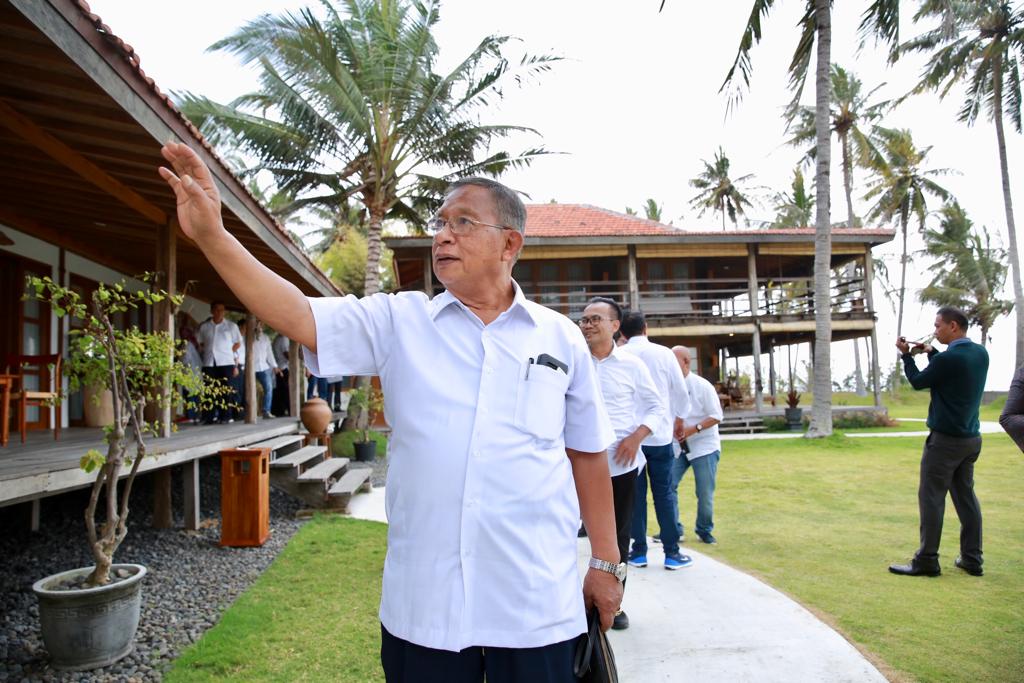 Menko Perekonomian Darmin Nasution memindahkan rapat ke tepi Pantai Solong, Banyuwangi, Jawa Timur, Kamis (18/7)