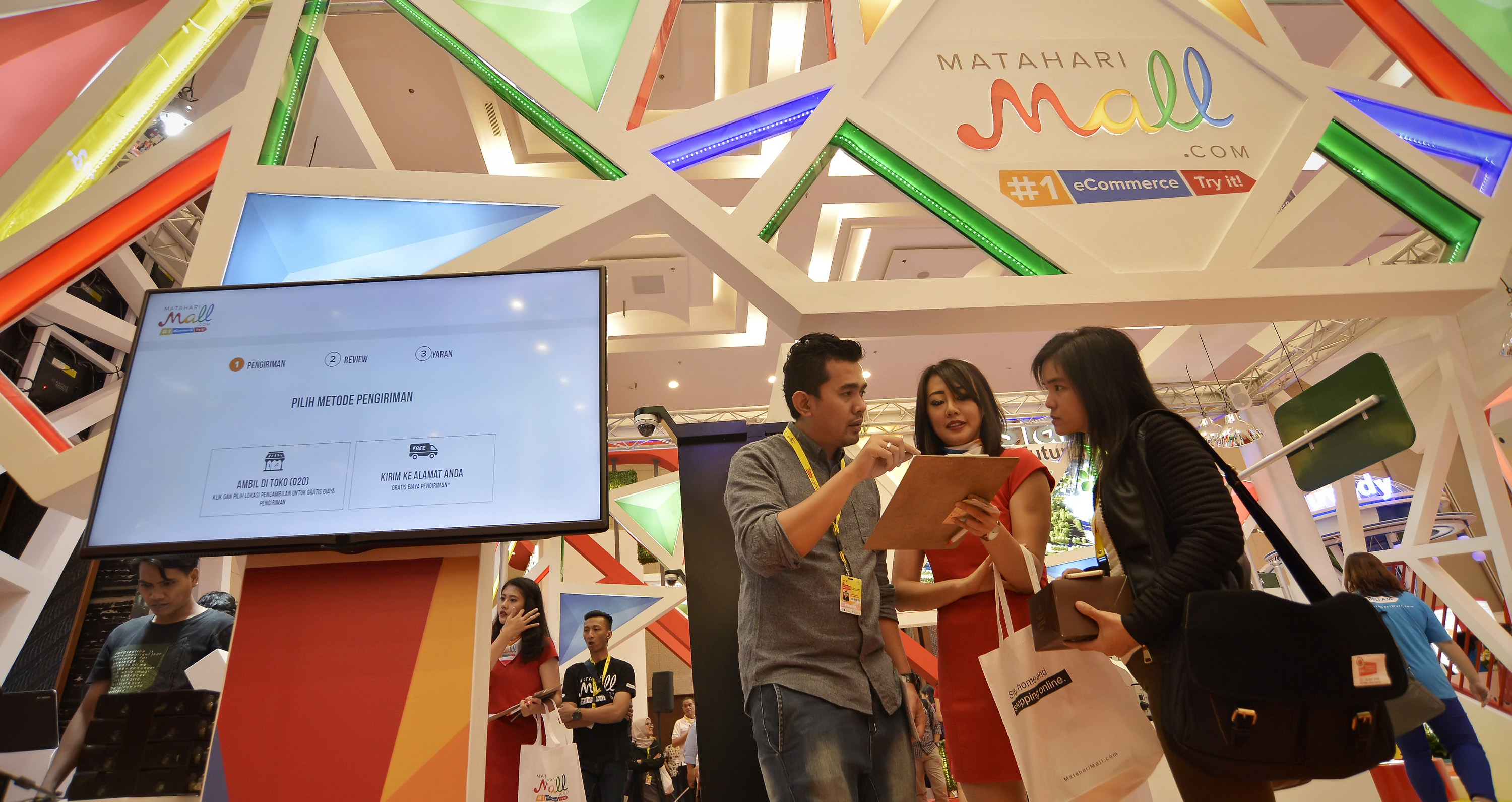 Petugas memberikan informasi mengenai transaksi pembelanjaan 