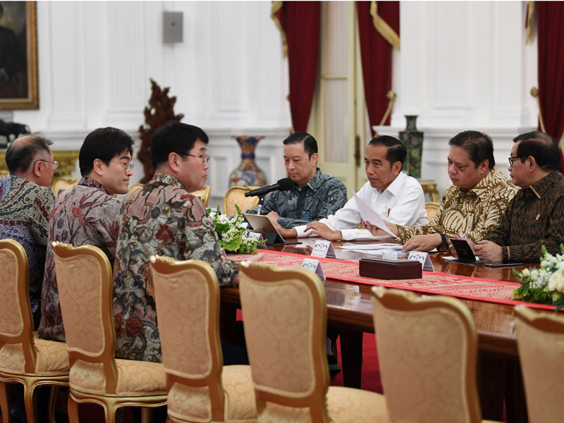 Presiden Joko Widodo menerima Executive Vice Chairman Hyundai Euisun Chung (kiri) bersama pimpinan Hyundai Motors Group.