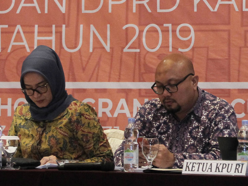 Anggota Komisioner KPU Evi Novida Ginting (kir) dan Ilham Saputra (kanan).