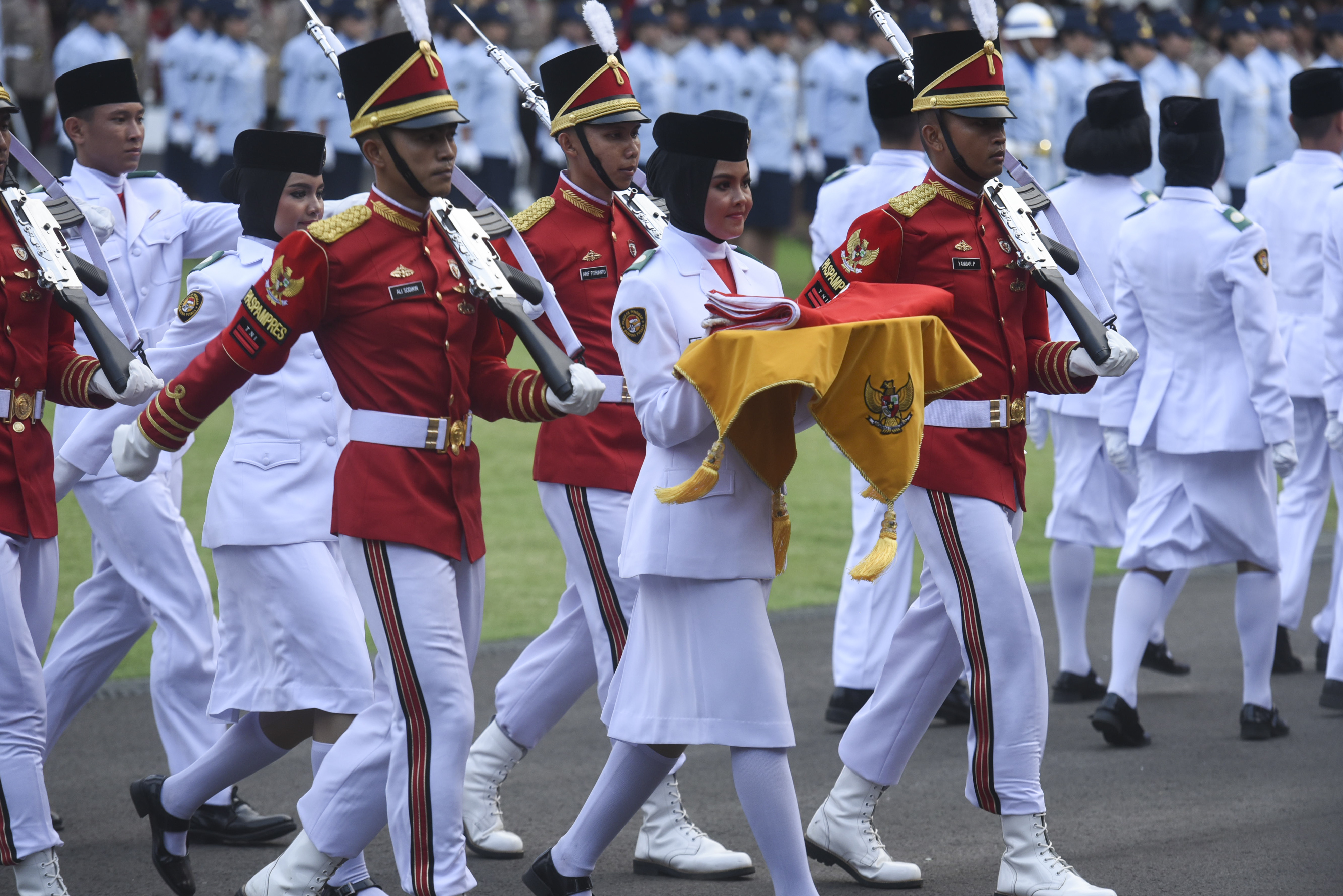 Pasukan Pengibar Bendera Pusaka (Paskibraka) saat Upacara Penurunan Bendera HUT ke-73 RI di Istana Merdeka, Jakarta.