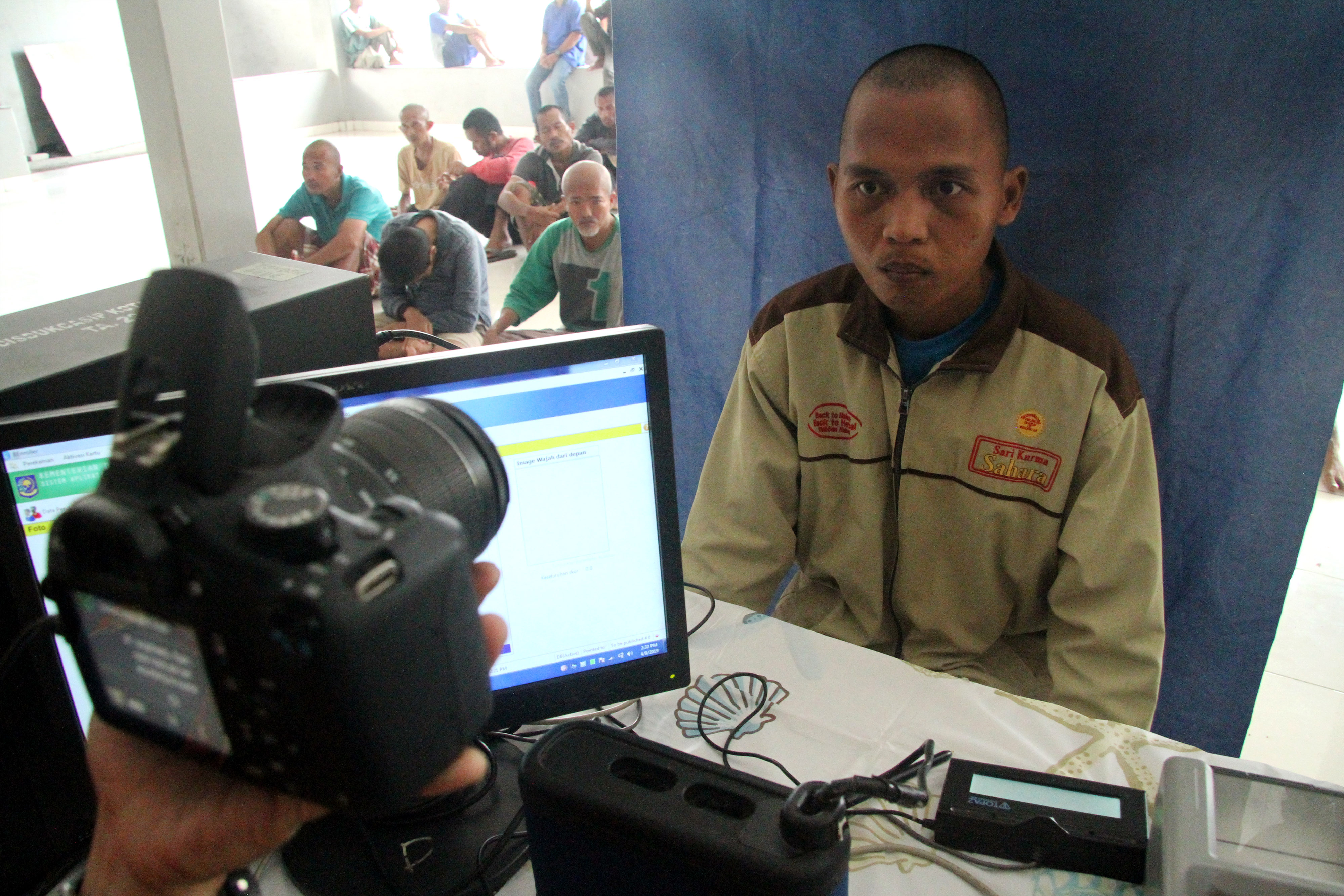 Petugas Dinas Kependudukan dan Catatan Sipil melakukan proses pendataan dan perekaman KTP Elektronik di Bekasi, Jawa Barat.