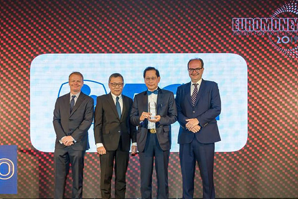 Presiden Direktur BCA Jahja Setiaatmadja (kedua kanan), Asia Editor Euromoney Chris Wright (kiri), Editor Euromoney Clive Horwood (kanan)