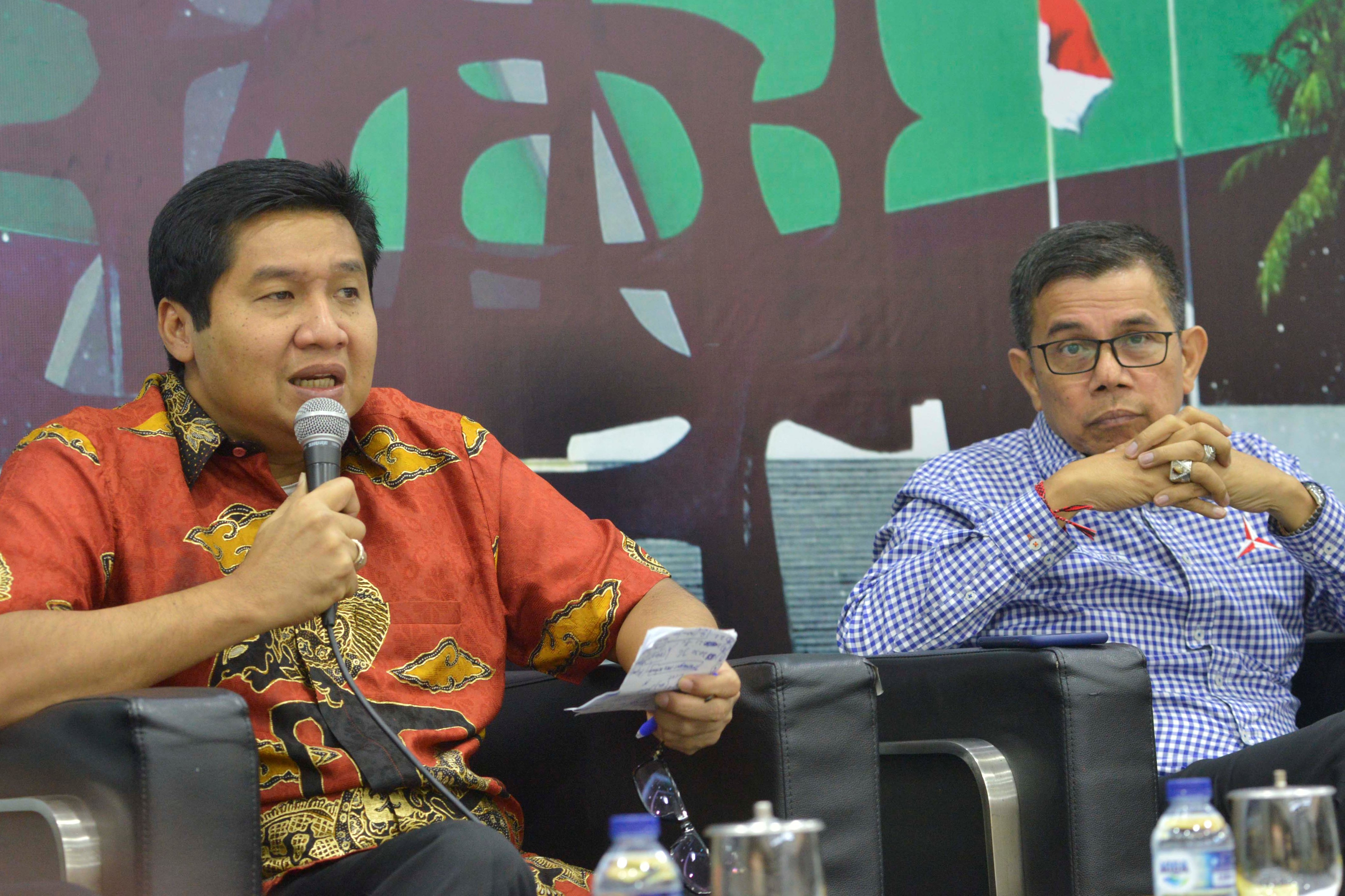 Anggota Fraksi PDIP DPR RI Maruarar Sirait (kiri).