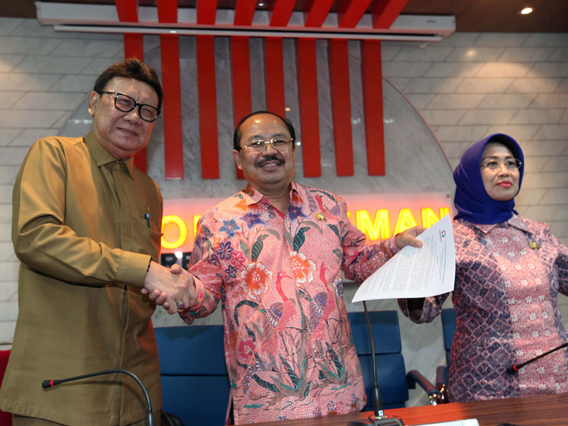 Ketua Ombudsman Amzulian Rifai (tengah) didampingi Anggota Ninik Rahayu bersama Menteri Dalam Negeri Tjahjo Kumolo .