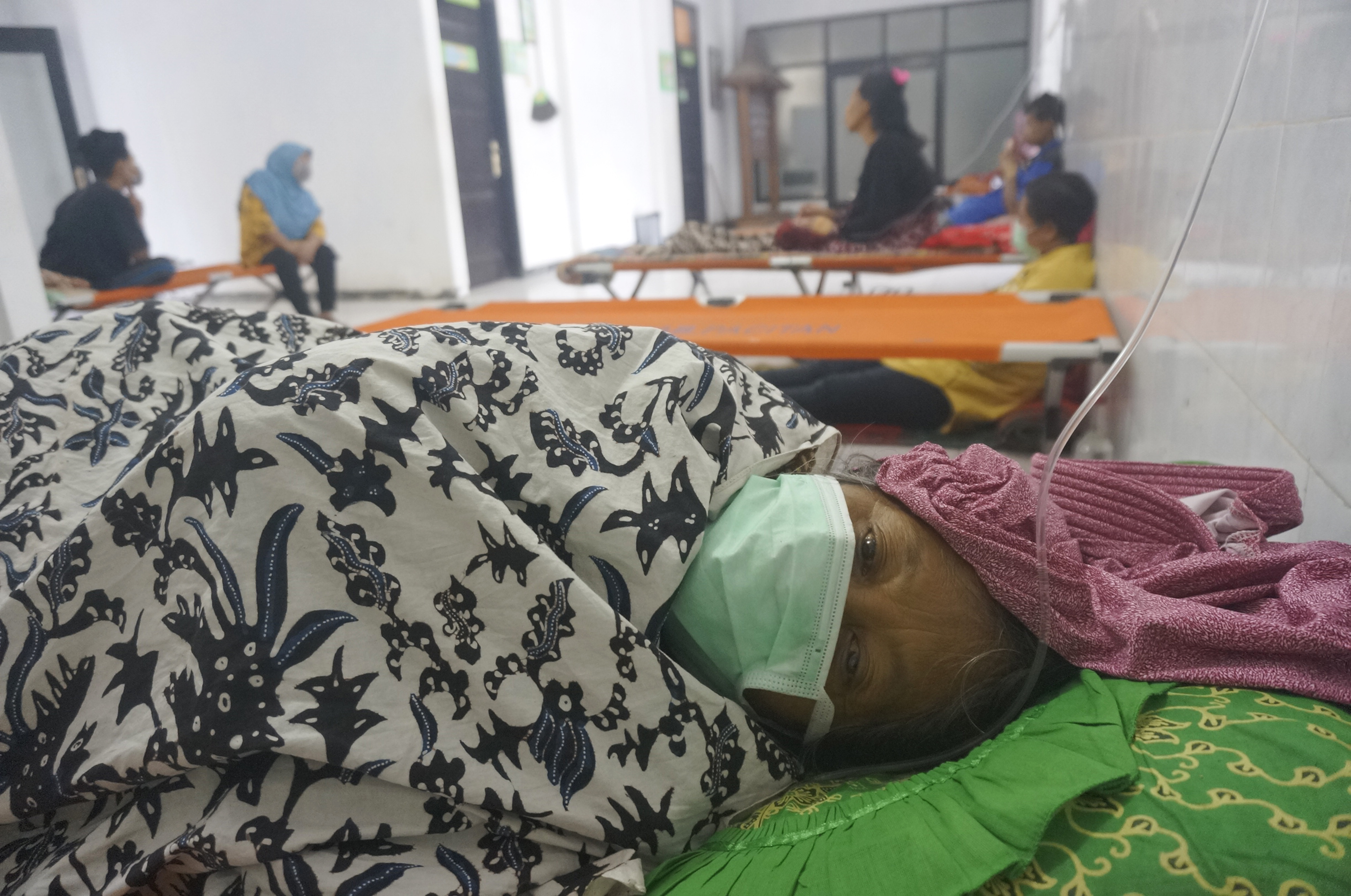 Pasien penderita Hepatitis A menjalani rawat inap di tempat-tempat tidur darurat (velt bed) di Puskesmas Ngadirojo, Pacitan, Jawa Timur.