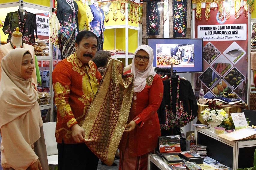 Sesjen DPD RI Reydonnyzar Moenek menunjukkan salah satu produk daerah peserta AOE19.