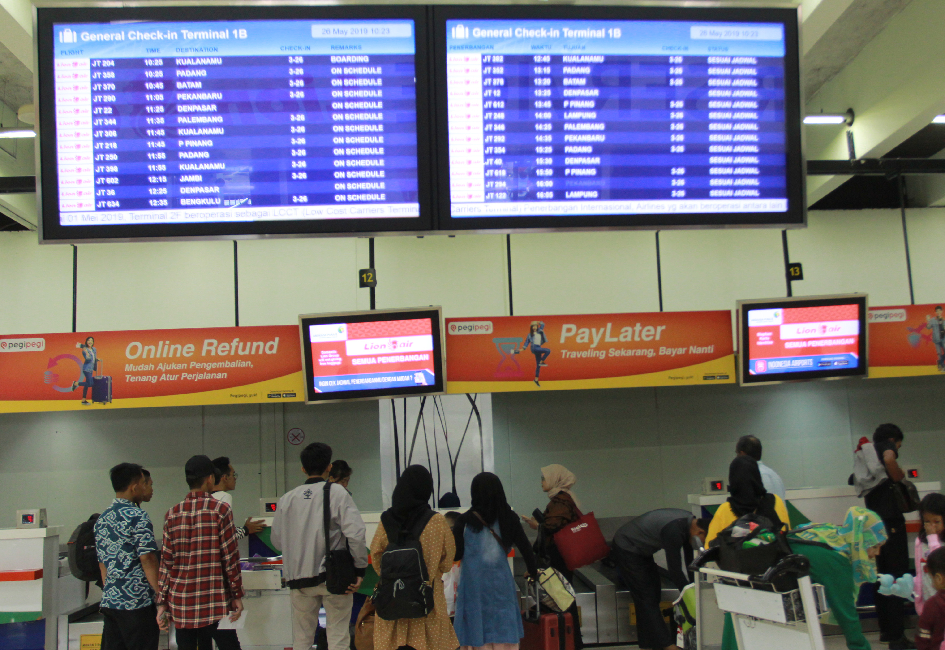 Sejumlah orang mengantre di counter check-in maskapai di bandara