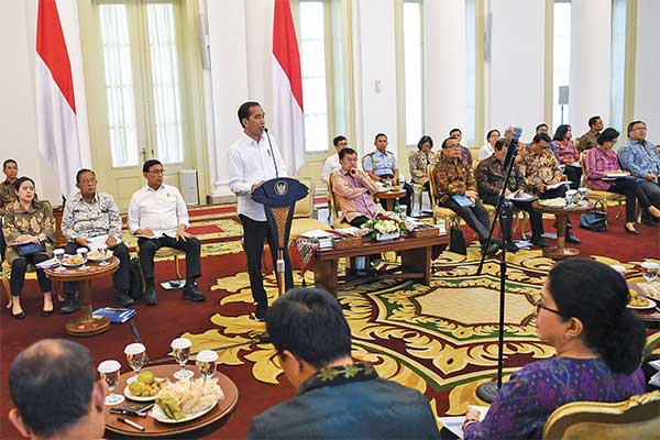 Presiden Joko Widodo didampingi Wakil Presiden Jusuf Kalla memimpin sidang kabinet paripurna di Istana Bogor, Jawa Barat, kemarin.