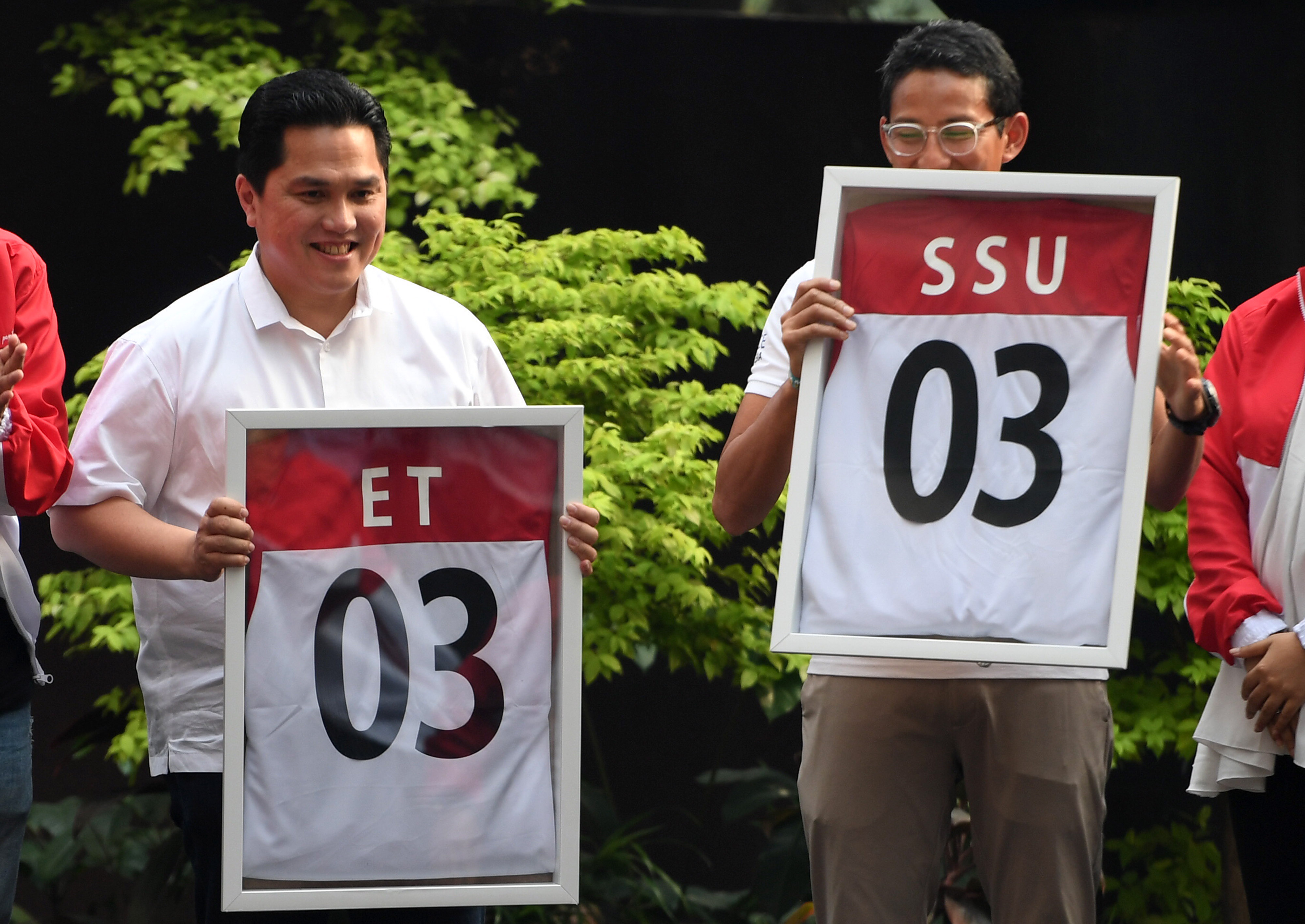 Ketua Tim Kampanye Nasional Jokowi-Ma'ruf Erick Thohir (kiri) dan mantan cawapres Sandiaga Uno (kanan)