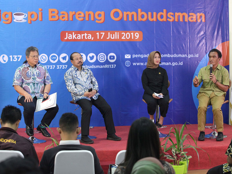 Ketua Ombudsman Amzulian Rifai (kedua kiri) bersama anggota Ombudsman (dari kiri) Alvin Lie, Ninik Rahayu dan Laode Ida.
