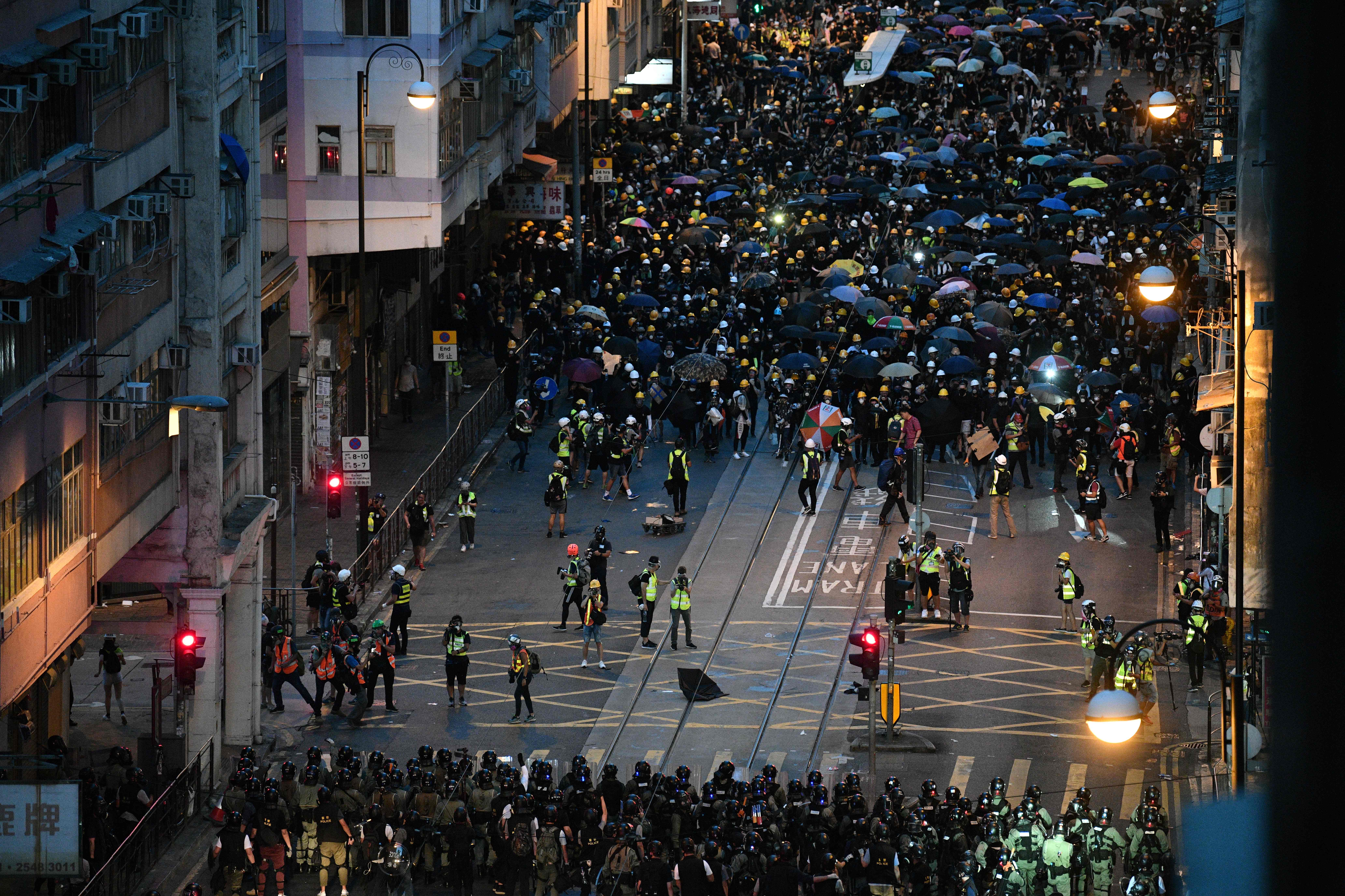 Demonstran berhadapan dengan polisi di Hong Kong