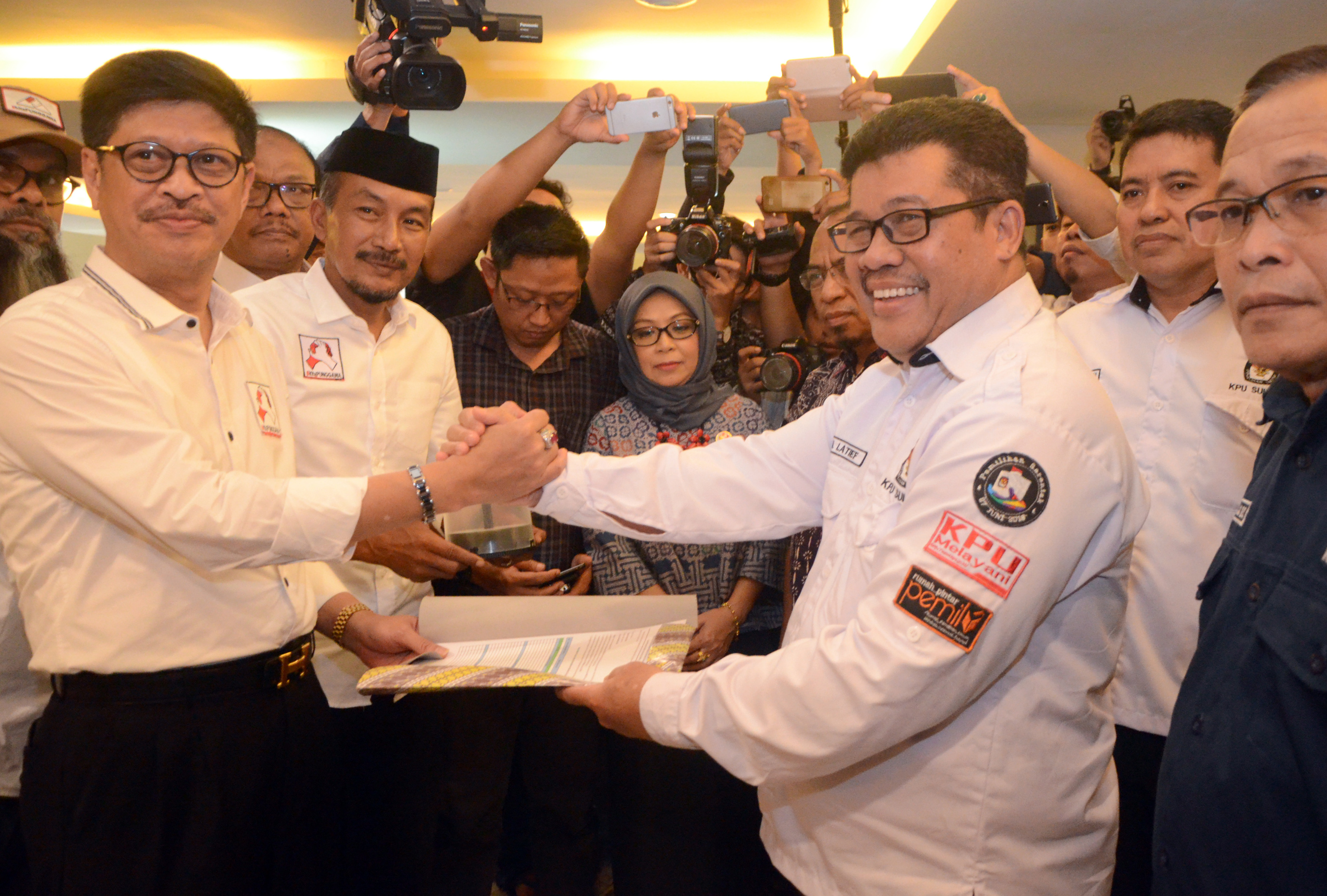  Ichsan Yasin Limpo (kiri, berkacamata) saat mengajukan pencalonan sebagai gubernur Sulawesi Selatan pada 2017. 