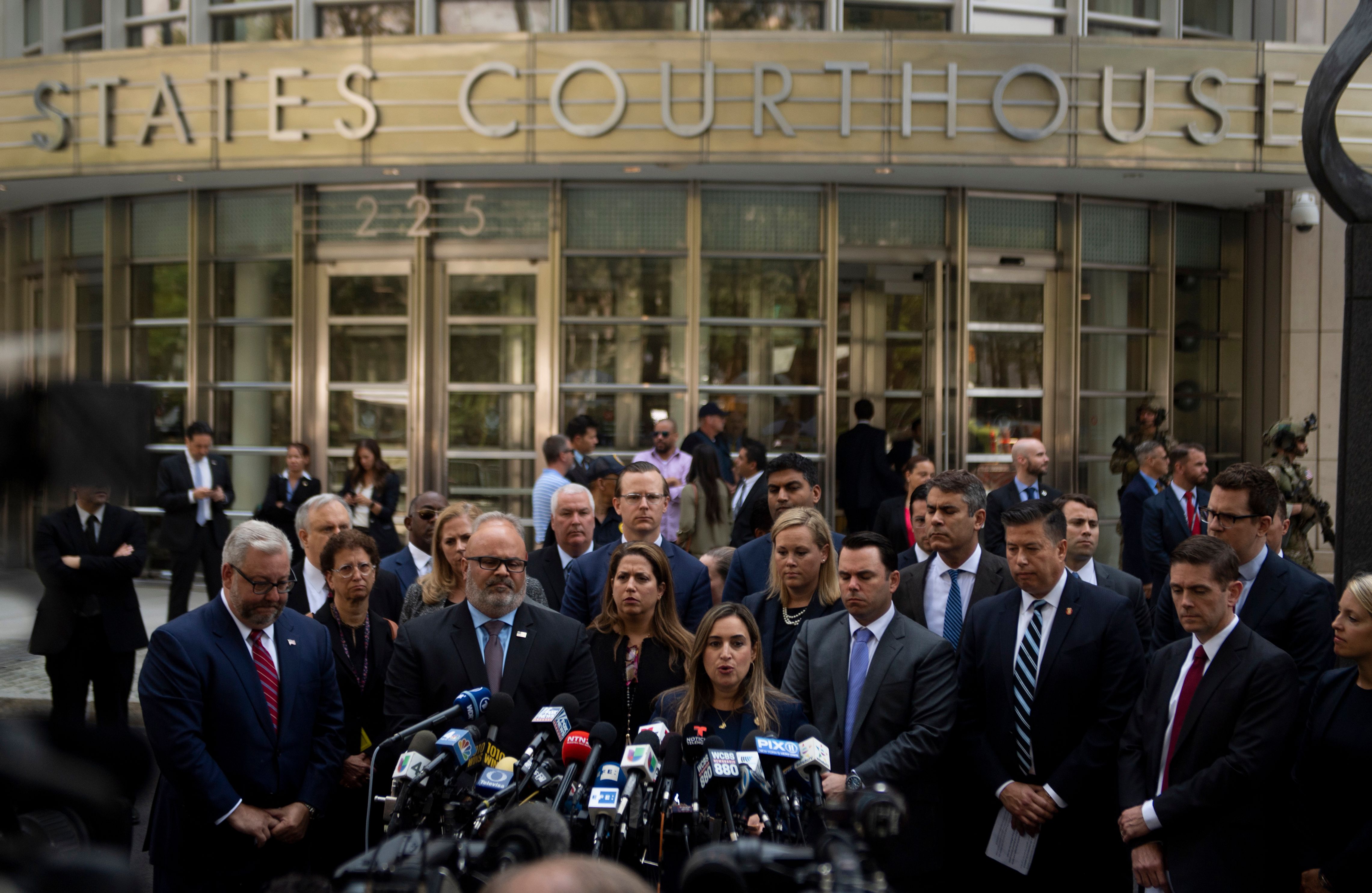 Para jaksa Amerika Serikat memberikan pernyataan vonis seumur hidup terhadap gembong narkotika Joaquin `El Chapo` Guzman, Rabu (17/7). 