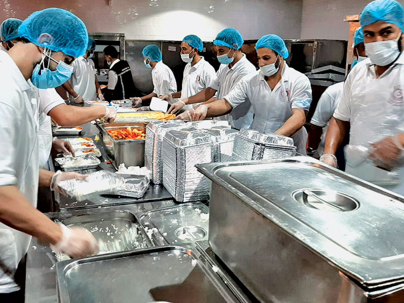  Pekerja perusahaan katering sedang mempersiapkan makanan untuk jemaah haji Indonesia di Madinah, Arab Saudi.